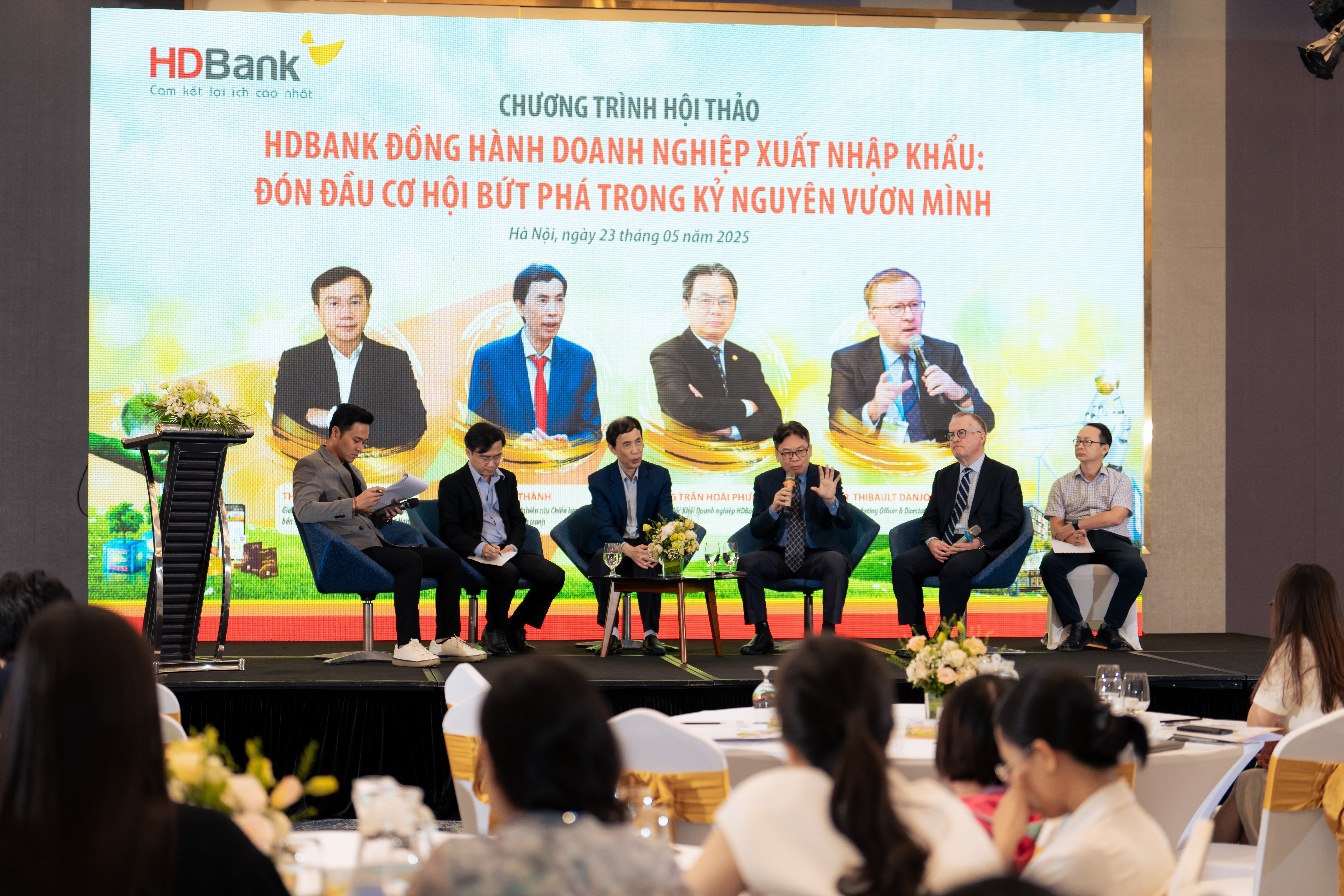 HDBank đồng hành cùng doanh nghiệp qua các chuỗi hội thảo chuyên đề, cùng nắm bắt xu hướng và chủ động trước biến động thị trường HDBank đồng hành cùng doanh nghiệp qua các chuỗi hội thảo chuyên đề, cùng nắm bắt xu hướng và chủ động trước biến động thị trường