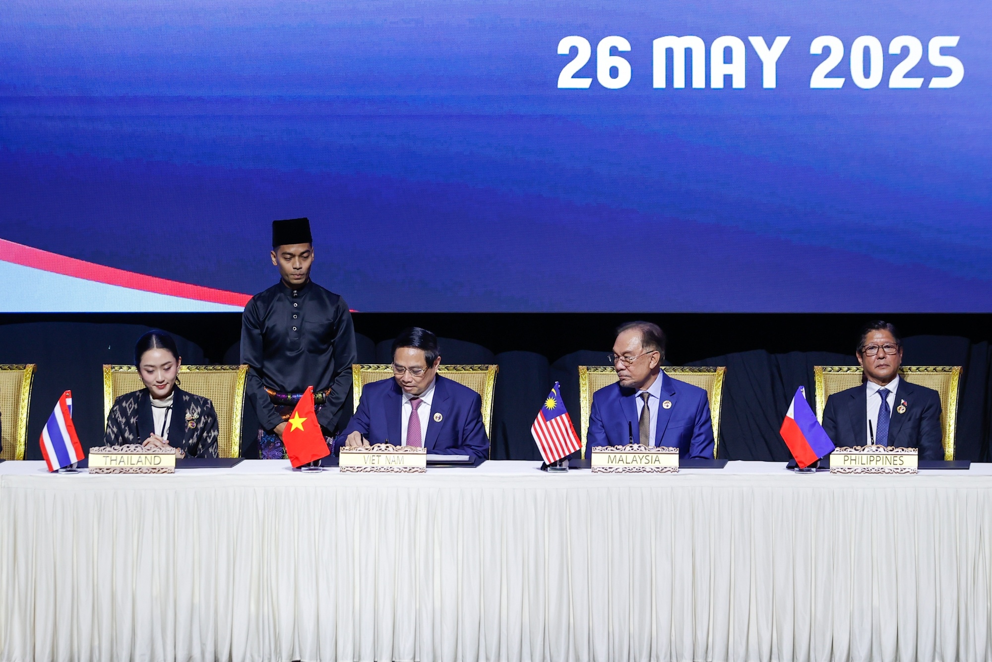Thủ tướng Phạm Minh Chính cùng các nhà lãnh đạo ký Tuyên bố “ASEAN 2045: Tương lai chung của chúng ta” - Ảnh: VGP/Nhật Bắc