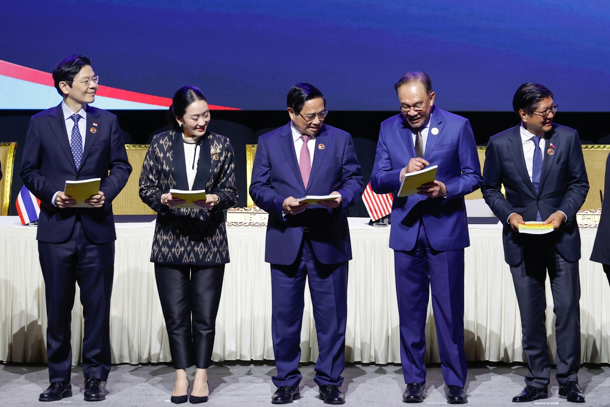 Thủ tướng Malaysia Anwar Ibrahim trò chuyện cùng Thủ tướng Phạm Minh Chính và lãnh đạo một số nước ASEAN sau khi ký Tuyên bố “ASEAN 2045: Tương lai chung của chúng ta” - Ảnh: VGP/Nhật Bắc