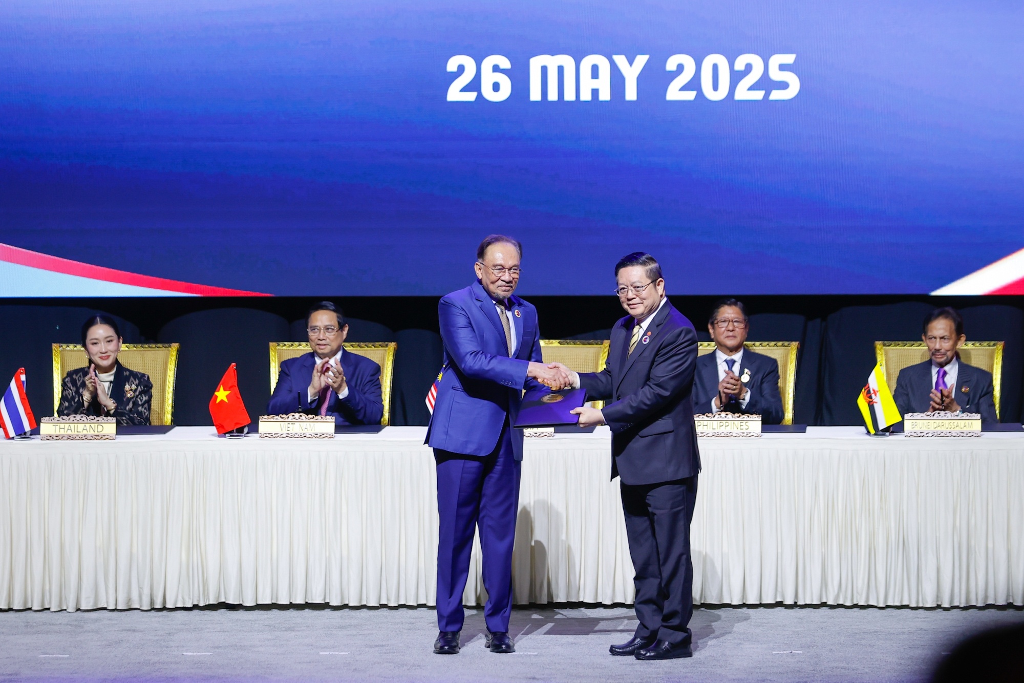 Thủ tướng Malaysia Anwar Ibrahim trao Tuyên bố “ASEAN 2045: Tương lai chung của chúng ta” cho Tổng Thư ký ASEAN Kao Kim Hourn - Ảnh: VGP/Nhật Bắc