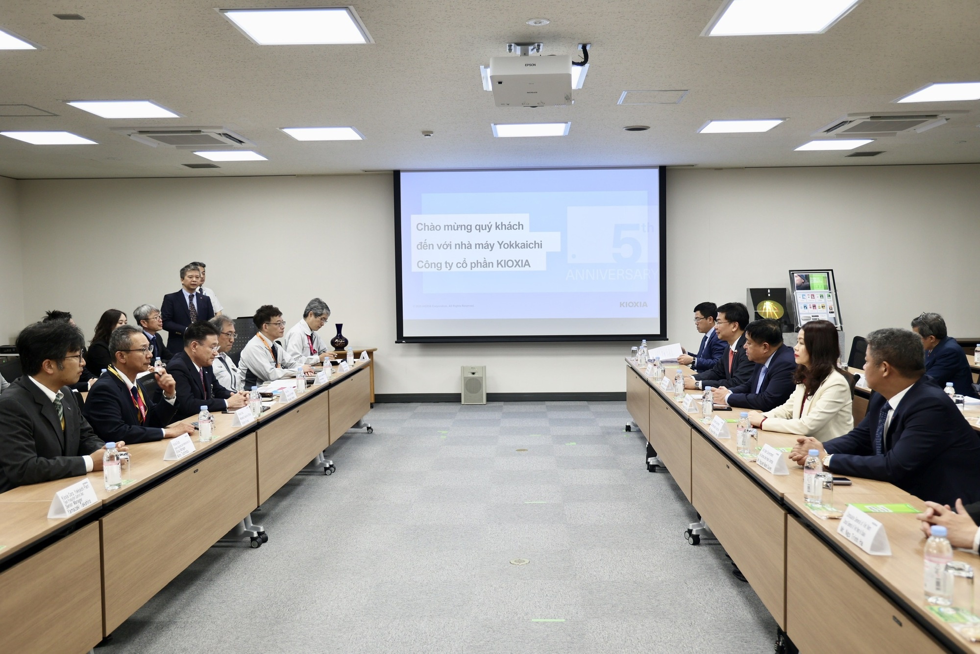 Phó Thủ tướng Nguyễn Chí Dũng và đoàn công tác làm việc với Tập đoàn Kioxia- Ảnh: VGP/Thu Sa