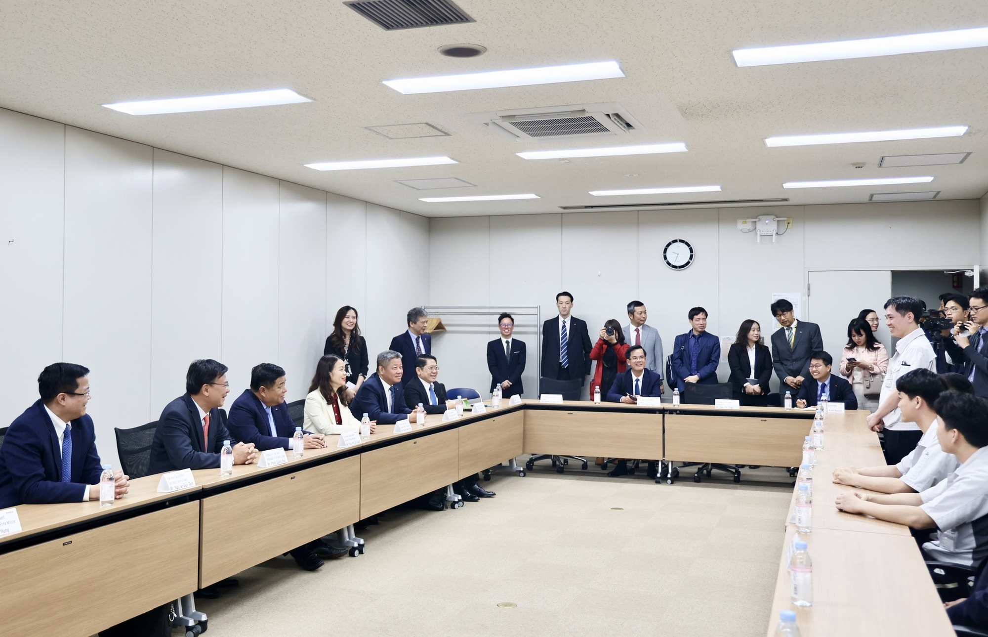 Đoàn công tác thăm hỏi các lao động Việt Nam đang làm việc tại Kioxia - Ảnh: VGP/Thu Sa