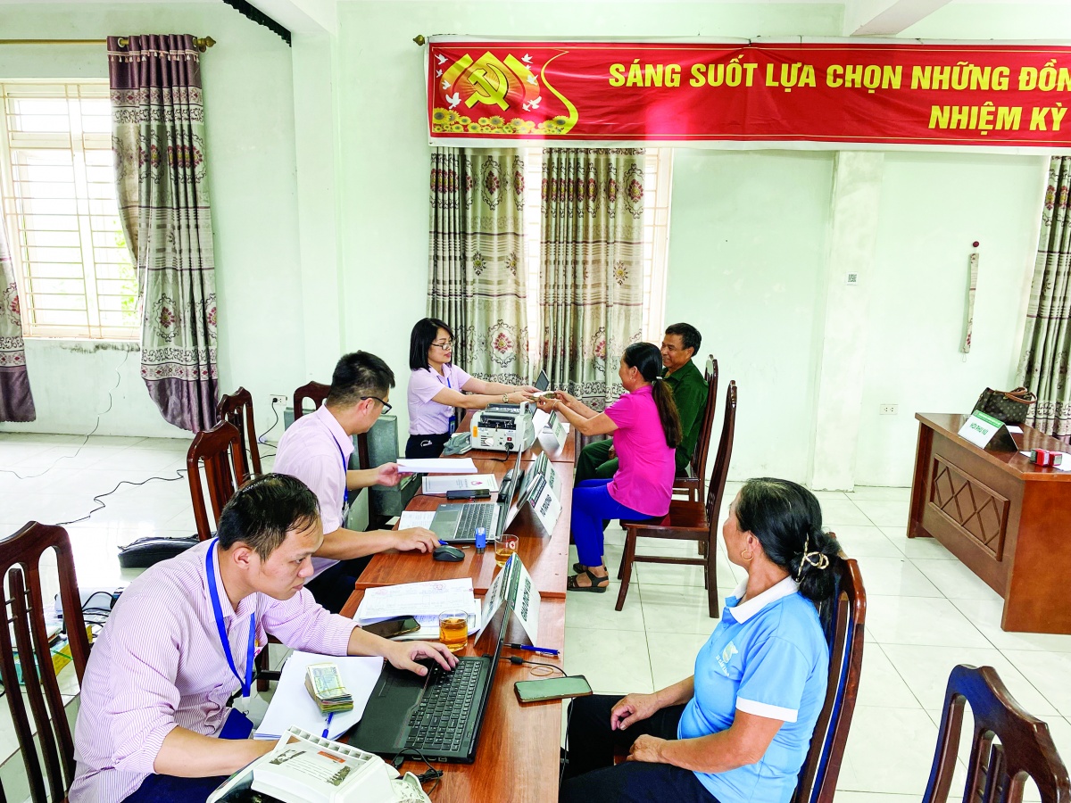 NHCSXH huyện Ba Vì giải ngân tại điểm giao dịch tại xã Yên Bài NHCSXH huyện Ba Vì giải ngân tại điểm giao dịch tại xã Yên Bài