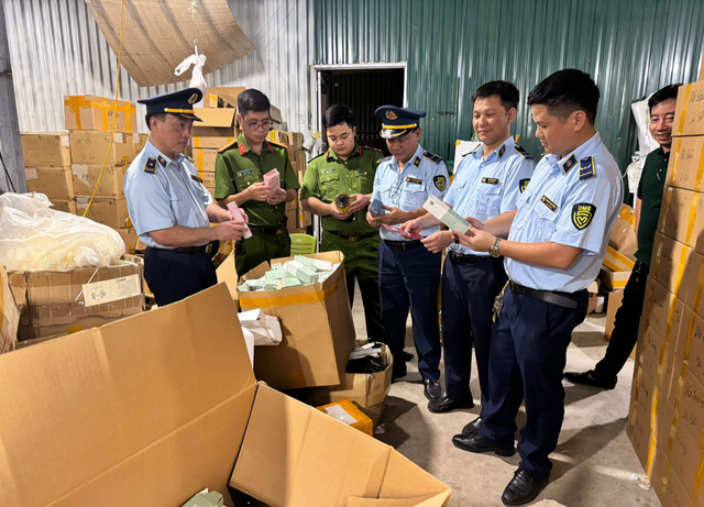 Lực lượng chức năng kiểm tra hàng hóa vi phạm Lực lượng chức năng kiểm tra hàng hóa vi phạm