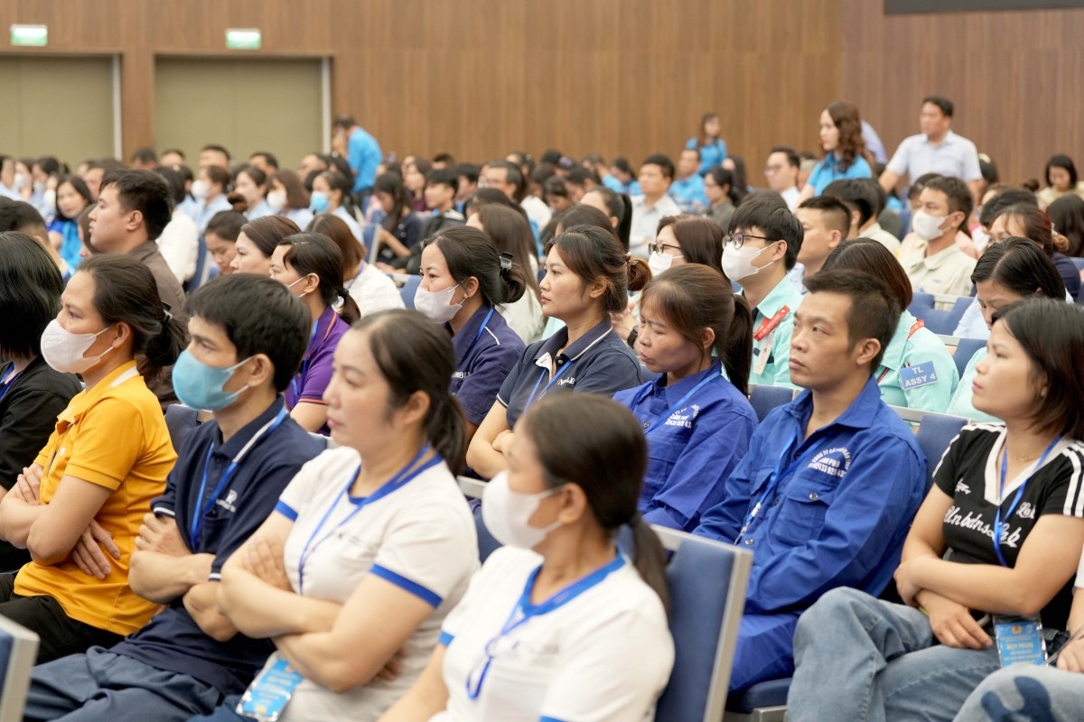 Công nhân lao động dự hội nghị Công nhân lao động dự hội nghị