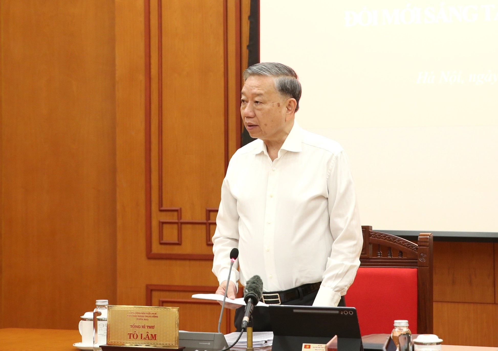 Tổng Bí thư Tô Lâm nêu rõ, Nghị quyết 57 không phải là khẩu hiệu chính trị, mà là chương trình hành động thực tế để Việt Nam cất cánh. Vì vậy, công việc triển khai phải được kiểm đếm thường xuyên; tồn tại hạn chế, điểm nghẽn phải được đánh giá, tháo gỡ kịp thời, không được chậm trễ - Ảnh: VGP/Nguyễn Hoàng