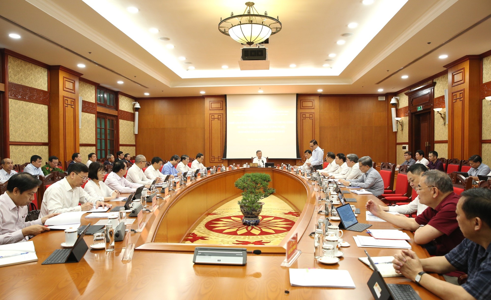 Tổng Bí thư yêu cầu tại cuộc họp này cần thẳng thắn đi vào những vấn đề tồn tại, hạn chế, những điểm nghẽn cần tập trung tháo gỡ - Ảnh: VGP/Nguyễn Hoàng