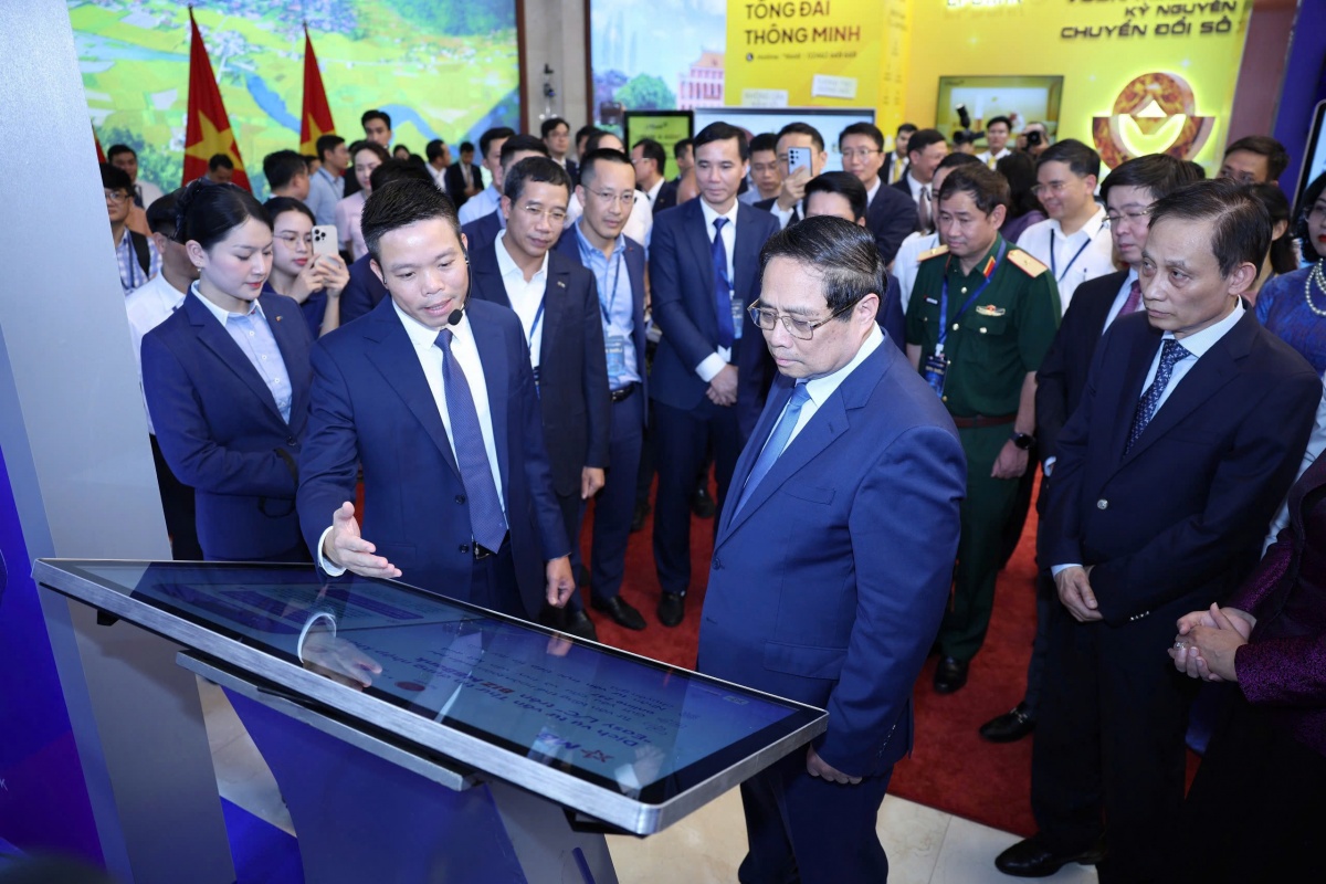 Thủ tướng Phạm Minh Chính thăm quan gian hàng công nghệ MB tại sự kiện