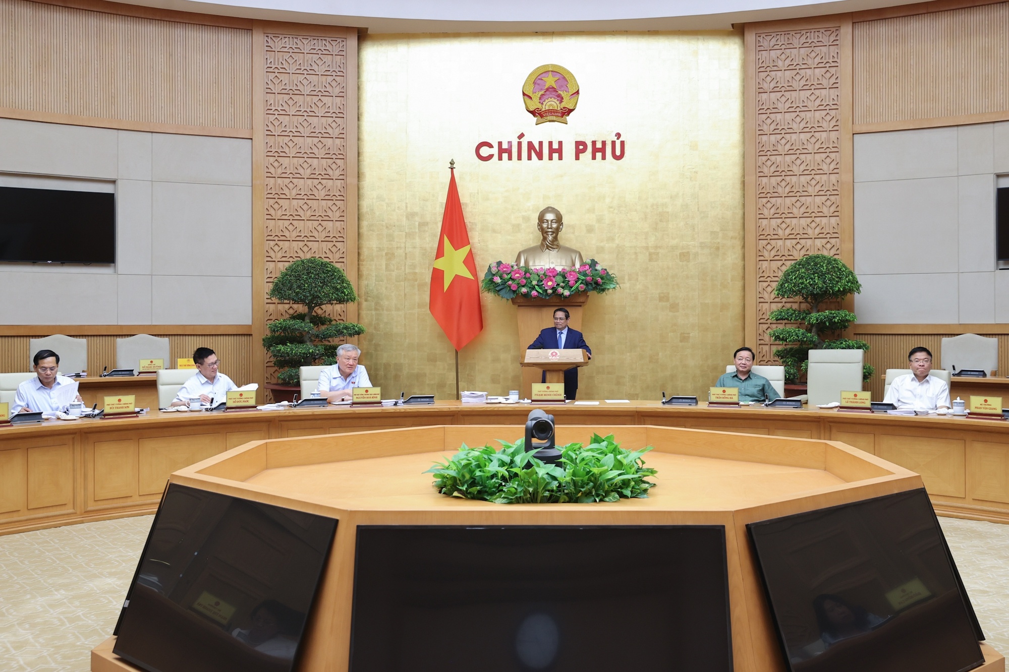 Thủ tướng yêu cầu các thành viên Chính phủ tiếp tục quán triệt nghiêm túc chỉ đạo của Bộ Chính trị về phân cấp, phân quyền nhằm nâng cao hiệu lực, hiệu quả hoạt động của hệ thống chính trị, đáp ứng yêu cầu phát triển đất nước trong kỷ nguyên mới - Ảnh: VGP/Nhật Bắc Thủ tướng yêu cầu các thành viên Chính phủ tiếp tục quán triệt nghiêm túc chỉ đạo của Bộ Chính trị về phân cấp, phân quyền nhằm nâng cao hiệu lực, hiệu quả hoạt động của hệ thống chính trị, đáp ứng yêu cầu phát triển đất nước trong kỷ nguyên mới - Ảnh: VG