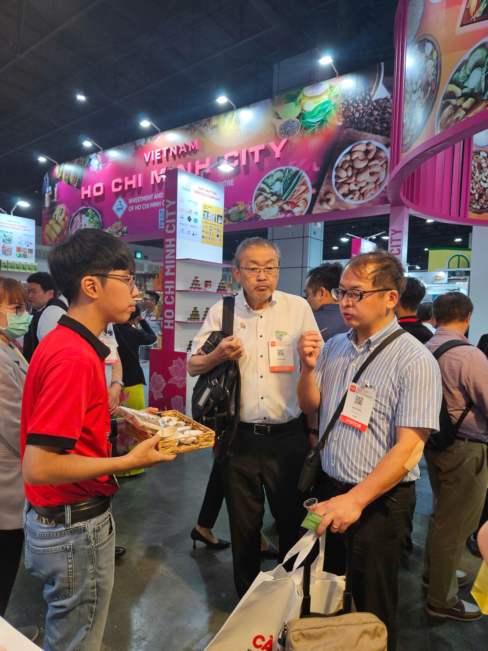 Các sản phẩm của doanh nghiệp Việt được khách hàng tại Thái Lan thưởng thức và đánh giá cao. Các sản phẩm của doanh nghiệp Việt được khách hàng tại Thái Lan thưởng thức và đánh giá cao.