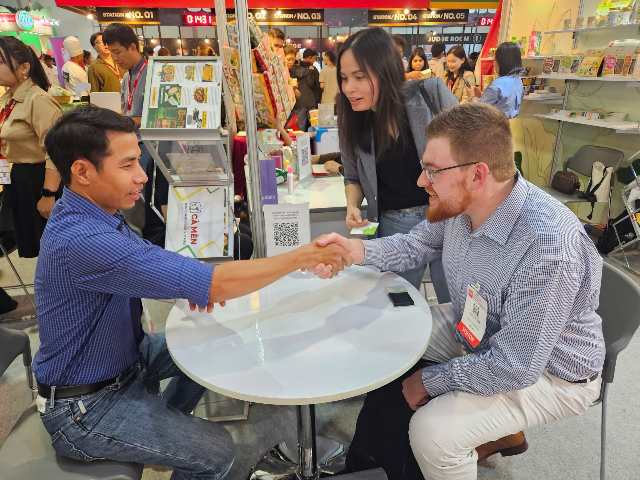 Đại diện Công ty TNHH TMDV Tili tiếp đối tác quốc tế tìm hiểu mặt hàng của công ty tại hội chợ ở Thái Lan Đại diện Công ty TNHH TMDV Tili tiếp đối tác quốc tế tìm hiểu mặt hàng của công ty tại hội chợ ở Thái Lan