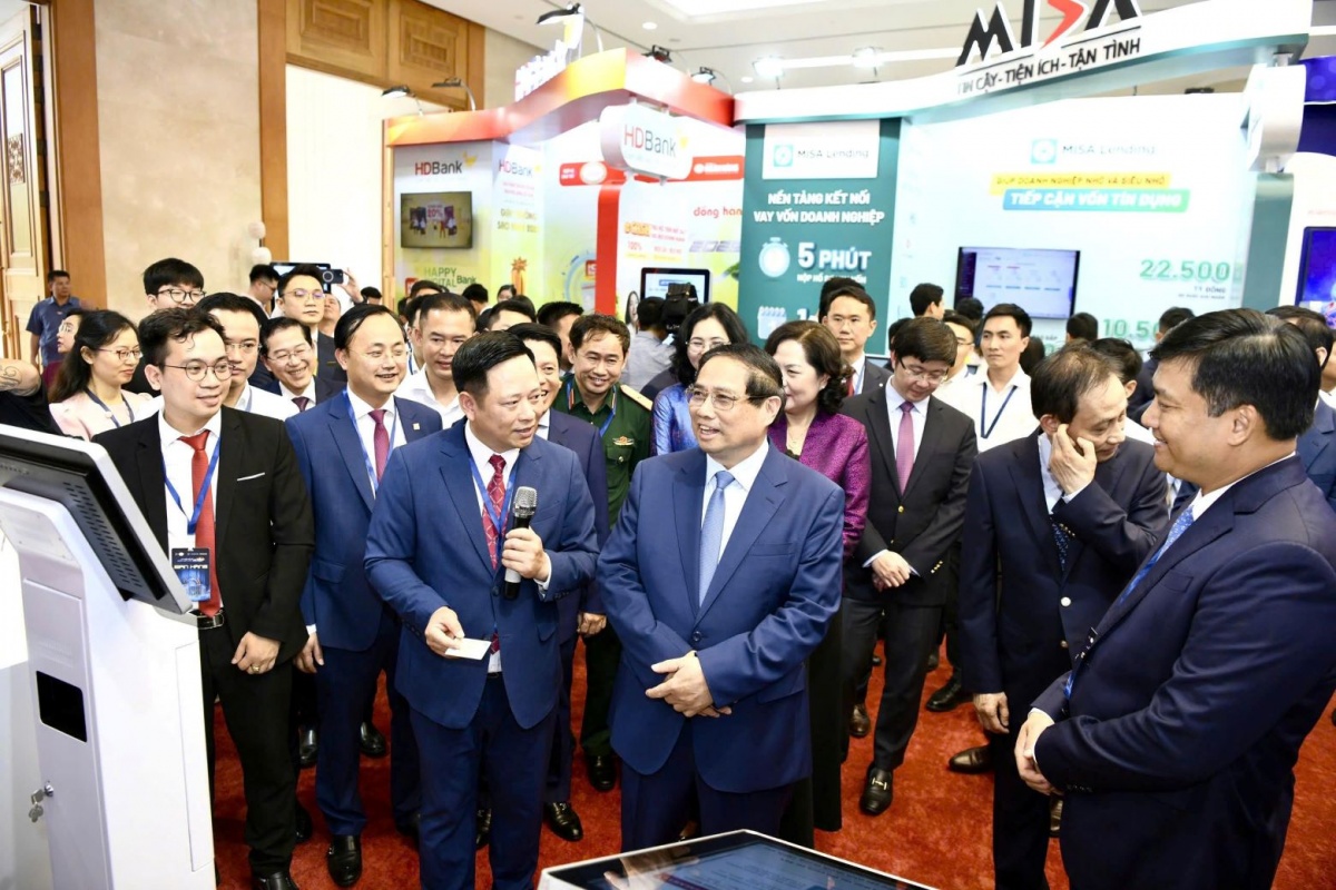 Thủ tướng Phạm Minh Chính tham quan gian hàng của Agribank tại sự kiện