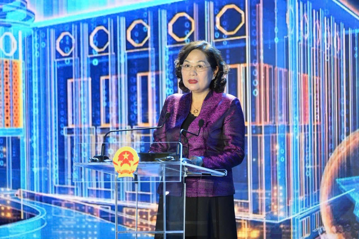 Thống đốc Nguyễn Thị Hồng - Ủy viên Ban Chấp hành Trung ương Đảng, Trưởng Ban Chỉ đạo chuyển đổi số ngành Ngân hàng phát biểu tại Hội nghị