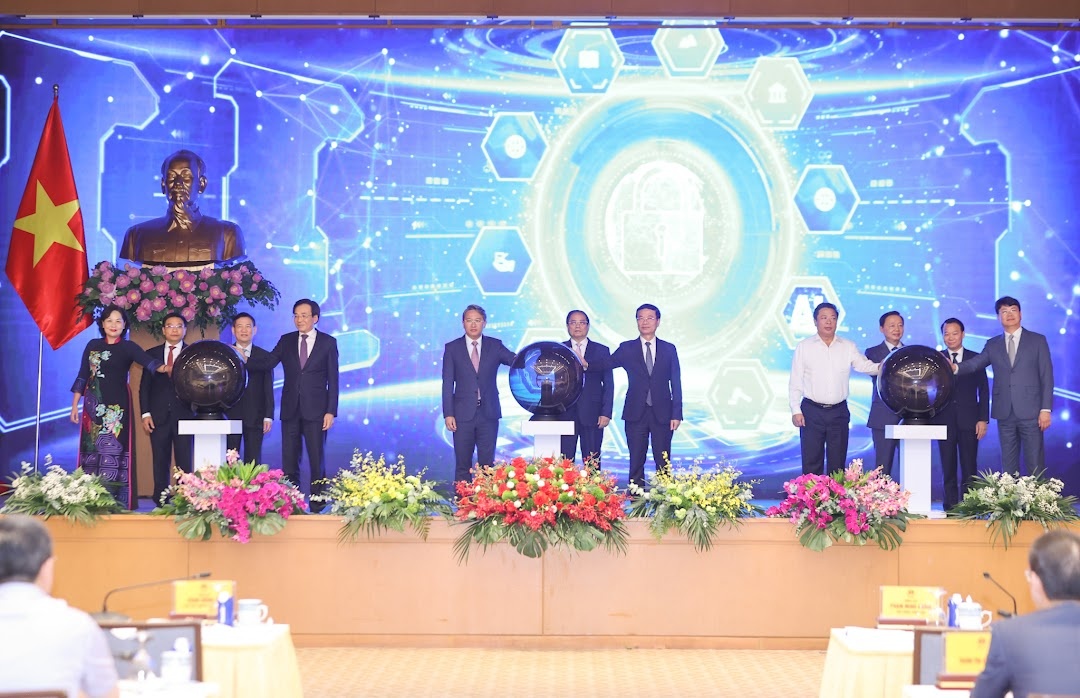 Thủ tướng Chính phủ cùng các đại biểu thực hiện nghi thức bấm nút khai trương Cổng Pháp luật quốc gia - Ảnh: VGP/Nhật Bắc