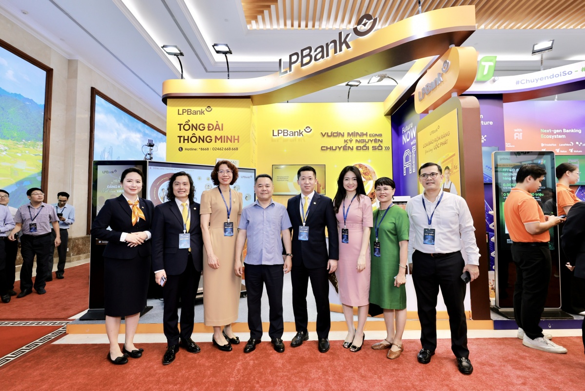 Lãnh đạo Ngân hàng Nhà nước chụp ảnh lưu niệm cùng đoàn LPBank tại sự kiện Lãnh đạo Ngân hàng Nhà nước chụp ảnh lưu niệm cùng đoàn LPBank tại sự kiện