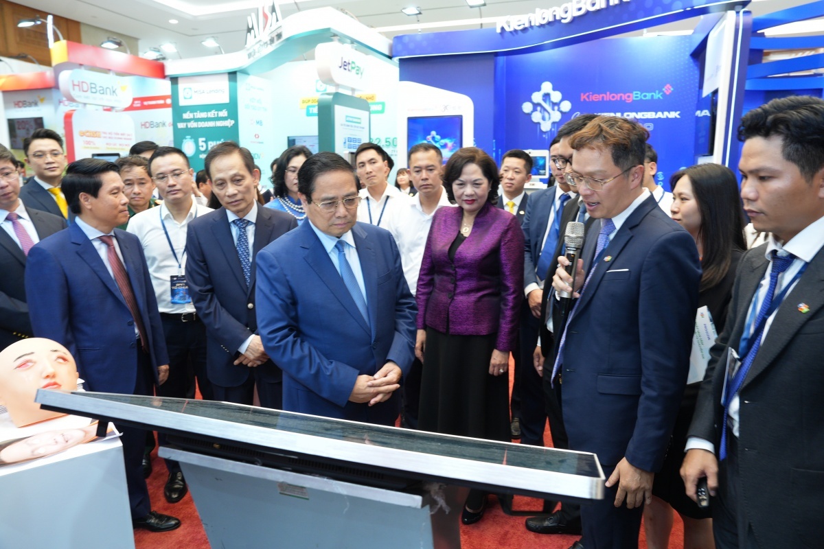 Thủ tướng Chính phủ và Ban lãnh đạo NHNN thăm gian hàng chuyển đổi số của các NHTM Thủ tướng Chính phủ và Ban lãnh đạo NHNN thăm gian hàng chuyển đổi số của các NHTM