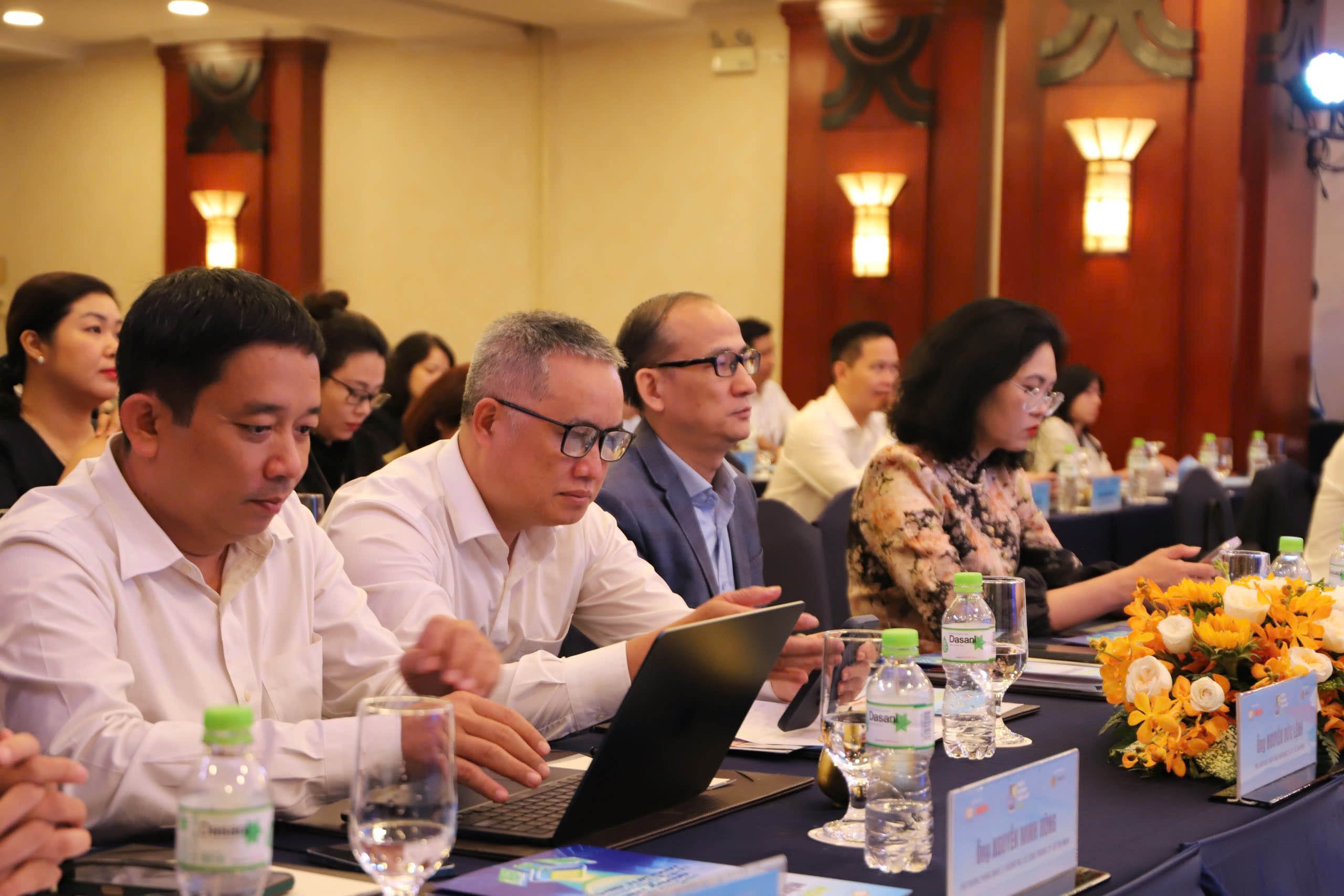 Đại diện các vụ, cục chức năng và Ngân hàng Nhà nước chi nhánh Khu vực 2 tham gia cuộc họp báo