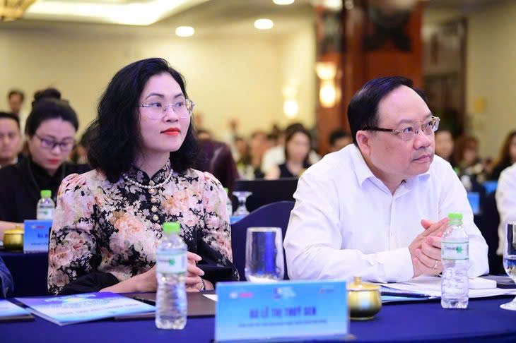 Tổng Biên tập Thời báo Ngân hàng - Lê Thị Thúy Sen và ông Phạm Anh Tuấn, Vụ trưởng Vụ Thanh toán Ngân hàng Nhà nước tham dự buổi họp báo và trả lời các câu hỏi của phóng viên.