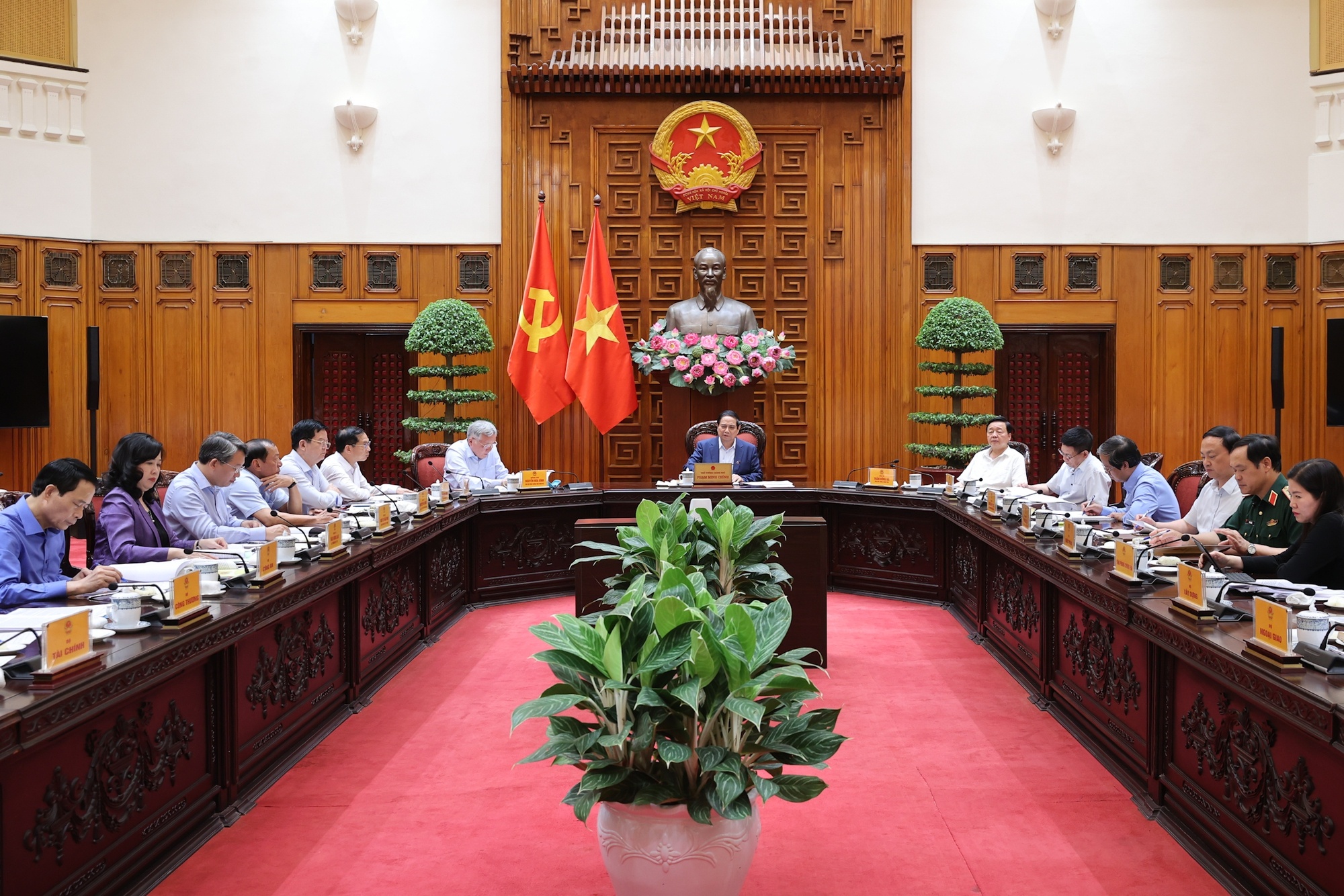 Tại phiên họp, Thường trực Chính phủ và các đại biểu cho ý kiến vào các dự thảo báo cáo về tình hình kinh tế-xã hội; phân bổ, giải ngân vốn đầu tư công; triển khai các chương trình mục tiêu quốc gia trong tháng 5 và 5 tháng đầu năm 2025 - Ảnh: VGP/Nhật Bắc Tại phiên họp, Thường trực Chính phủ và các đại biểu cho ý kiến vào các dự thảo báo cáo về tình hình kinh tế-xã hội; phân bổ, giải ngân vốn đầu tư công; triển khai các chương trình mục tiêu quốc gia trong tháng 5 và 5 tháng đầu năm 2025 - Ảnh: VGP/Nhật Bắ