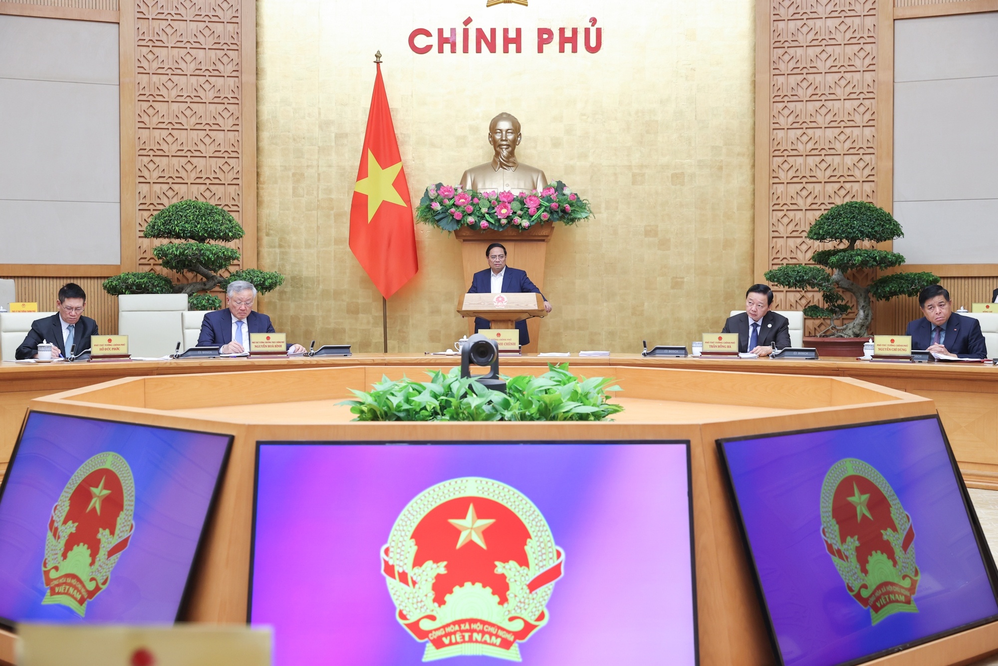 Thủ tướng yêu cầu các thành viên Chính phủ tập trung thảo luận về tình hình kinh tế - xã hội tháng 5 và 5 tháng và những nhiệm vụ, giải pháp trọng tâm trong tháng 6 và thời gian tới - Ảnh: VGP/Nhật Bắc Thủ tướng yêu cầu các thành viên Chính phủ tập trung thảo luận về tình hình kinh tế - xã hội tháng 5 và 5 tháng và những nhiệm vụ, giải pháp trọng tâm trong tháng 6 và thời gian tới - Ảnh: VGP/Nhật Bắc