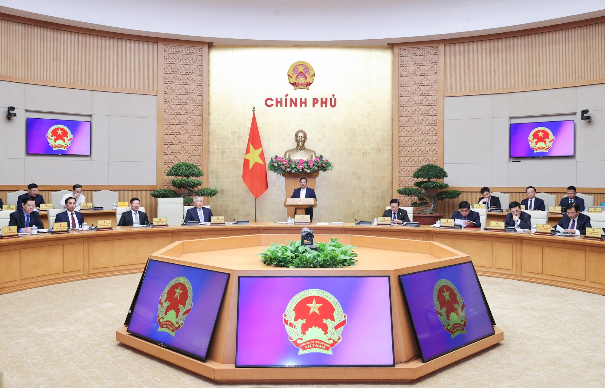 Thủ tướng chỉ rõ các nhóm nhiệm vụ, giải pháp trọng tâm trong tháng 6 và thời gian tới; nhấn mạnh, vướng mắc về thể chế, pháp luật: Khó mấy cũng phải tháo gỡ để biến thể chế thành lợi thế cạnh tranh - Ảnh: VGP/Nhật Bắc Thủ tướng chỉ rõ các nhóm nhiệm vụ, giải pháp trọng tâm trong tháng 6 và thời gian tới; nhấn mạnh, vướng mắc về thể chế, pháp luật: Khó mấy cũng phải tháo gỡ để biến thể chế thành lợi thế cạnh tranh - Ảnh: VGP/Nhật Bắc