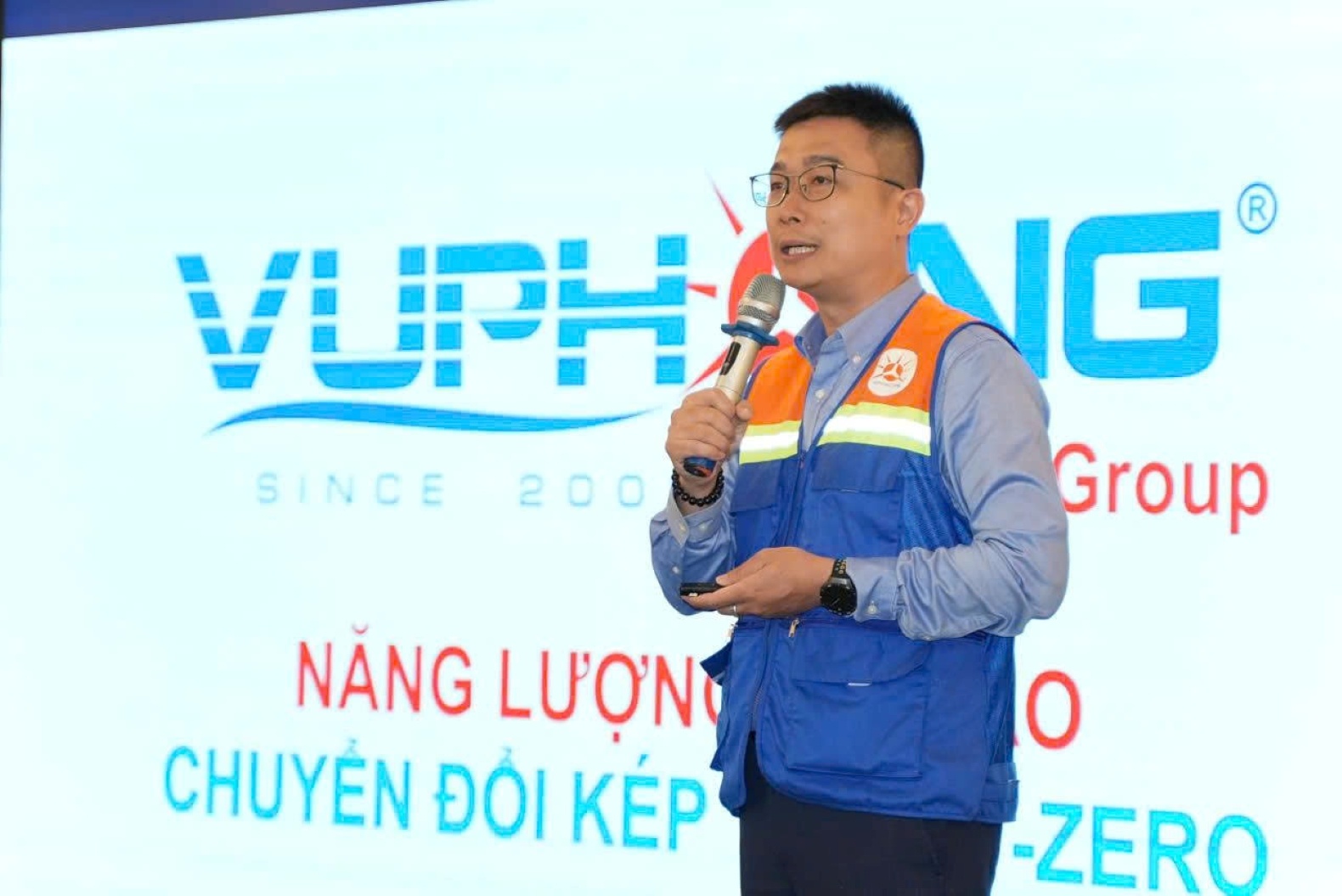 Đại diện Vũ Phong Energy Group cam kết sẽ  hợp tác với các đối tác để cung cấp giải pháp toàn diện, bao gồm chứng chỉ năng lượng tái tạo cho doanh nghiệp chuyển đổi xanh