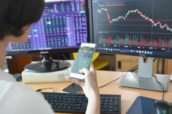 Thị trường chứng khoán rung lắc nhẹ, khối ngoại quay đầu bán ròng trở lại