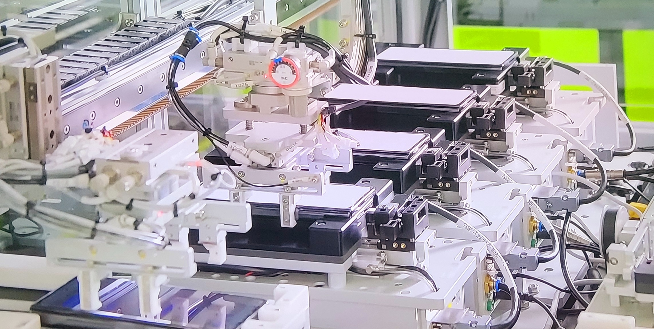 Việt Nam có lợi thế về chi phí nhân công, sự ổn định chính trị và ngày càng hoàn thiện cơ sở hạ tầng công nghiệp Việt Nam có lợi thế về chi phí nhân công, sự ổn định chính trị và ngày càng hoàn thiện cơ sở hạ tầng công nghiệp