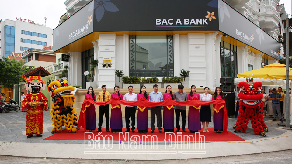 Đại diện lãnh đạo Ngân hàng Nhà nước, BAC A BANK, chính quyền địa phương cắt băng khai trương trụ sở mới của BAC A BANK - Chi nhánh Nam Định. Đại diện lãnh đạo Ngân hàng Nhà nước, BAC A BANK, chính quyền địa phương cắt băng khai trương trụ sở mới của BAC A BANK - Chi nhánh Nam Định.