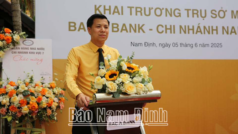 Giám đốc BAC A BANK - Chi nhánh Nam Định Bùi Xuân Hùng phát biểu tại lễ khai trương. Giám đốc BAC A BANK - Chi nhánh Nam Định Bùi Xuân Hùng phát biểu tại lễ khai trương.