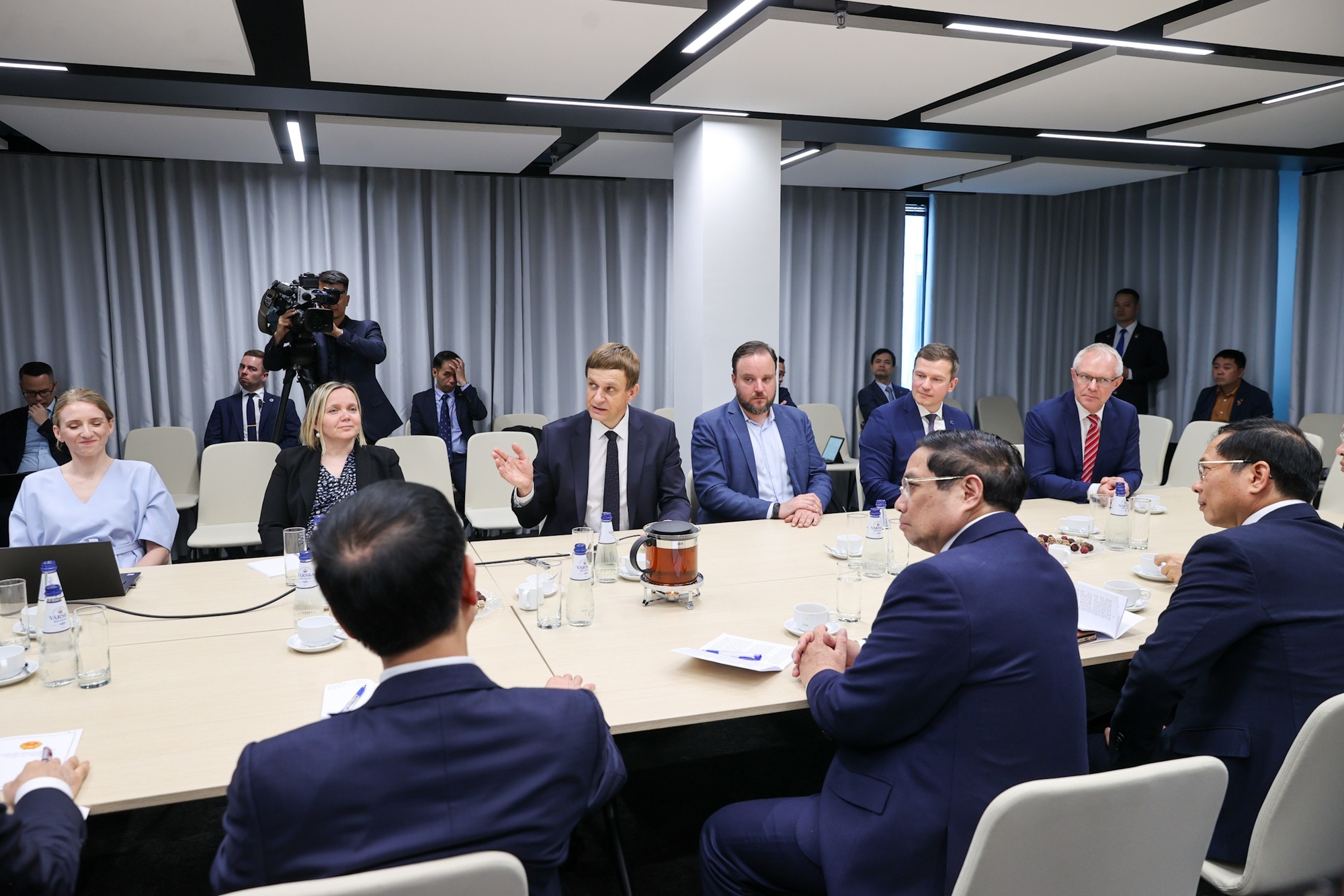 Giám đốc điều hành Cybernetica giới thiệu với Thủ tướng về quy mô hoạt động của công ty trong các lĩnh vực trọng tâm - Ảnh: VGP/Nhật Bắc