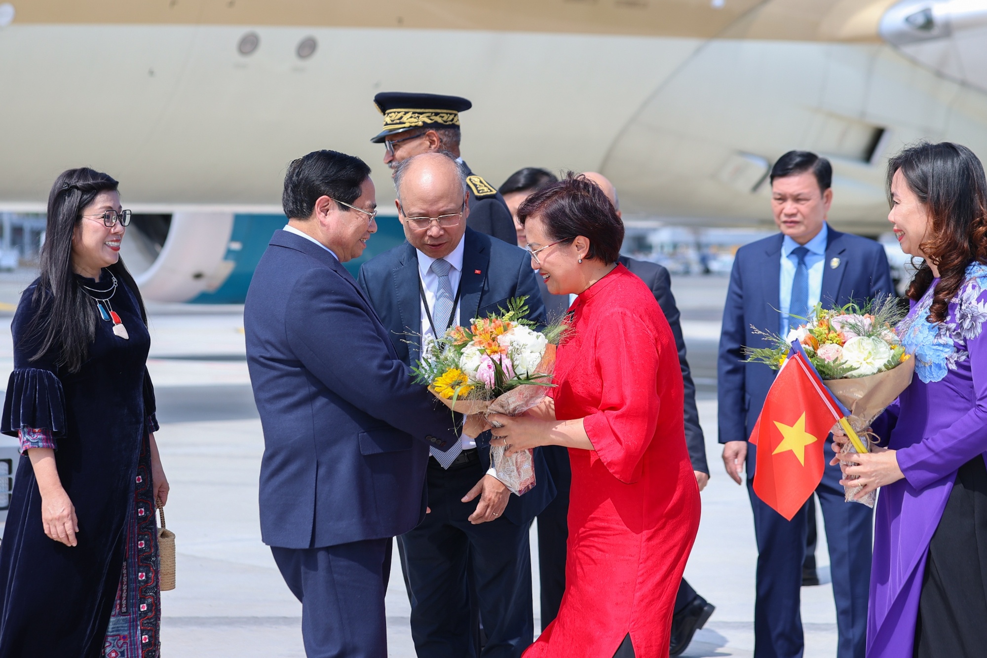 Lễ đón Thủ tướng và Phu nhân cùng đoàn đại biểu cấp cao Việt Nam tại sân bay Cotê d'Azur ở thành phố Nice - Ảnh: VGP/Nhật Bắc Lễ đón Thủ tướng và Phu nhân cùng đoàn đại biểu cấp cao Việt Nam tại sân bay Cotê d'Azur ở thành phố Nice - Ảnh: VGP/Nhật Bắc