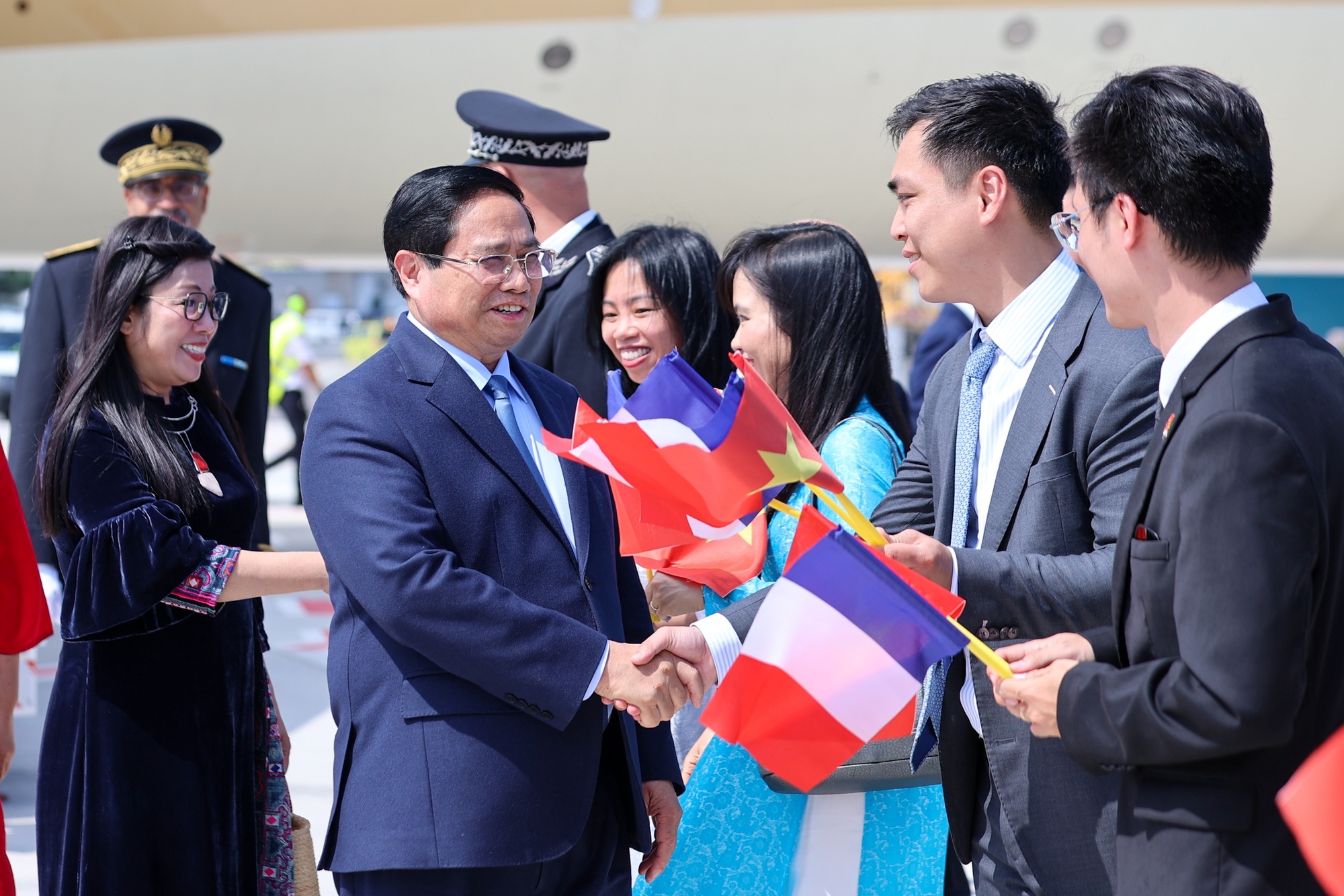 Đại diện cộng đồng người Việt Nam tại Pháp đón Thủ tướng và Phu nhân tại sân bay Cotê d'Azur ở thành phố Nice - Ảnh: VGP/Nhật Bắc Đại diện cộng đồng người Việt Nam tại Pháp đón Thủ tướng và Phu nhân tại sân bay Cotê d'Azur ở thành phố Nice - Ảnh: VGP/Nhật Bắc