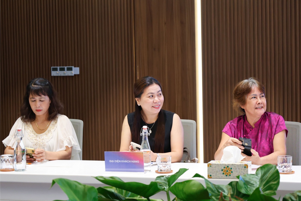 Khách hàng trúng giải đặc biệt 10 lượng vàng SJC của chương trình “Tiết kiệm Vikki, Trúng VÀNG ký” Khách hàng trúng giải đặc biệt 10 lượng vàng SJC của chương trình “Tiết kiệm Vikki, Trúng VÀNG ký”