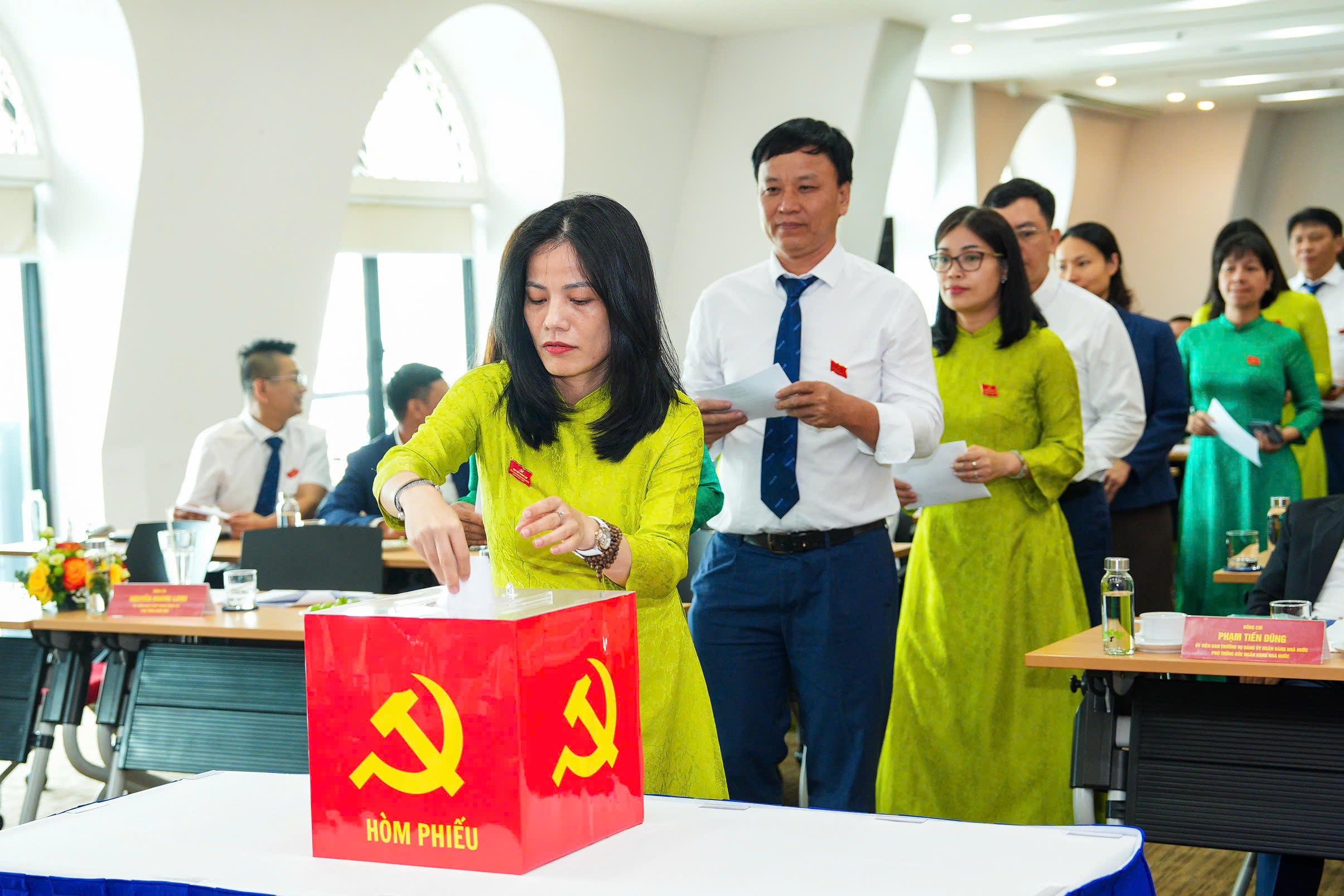 Các đại biểu tham gia bỏ phiếu, bầu cử tại Đại hội Các đại biểu tham gia bỏ phiếu, bầu cử tại Đại hội