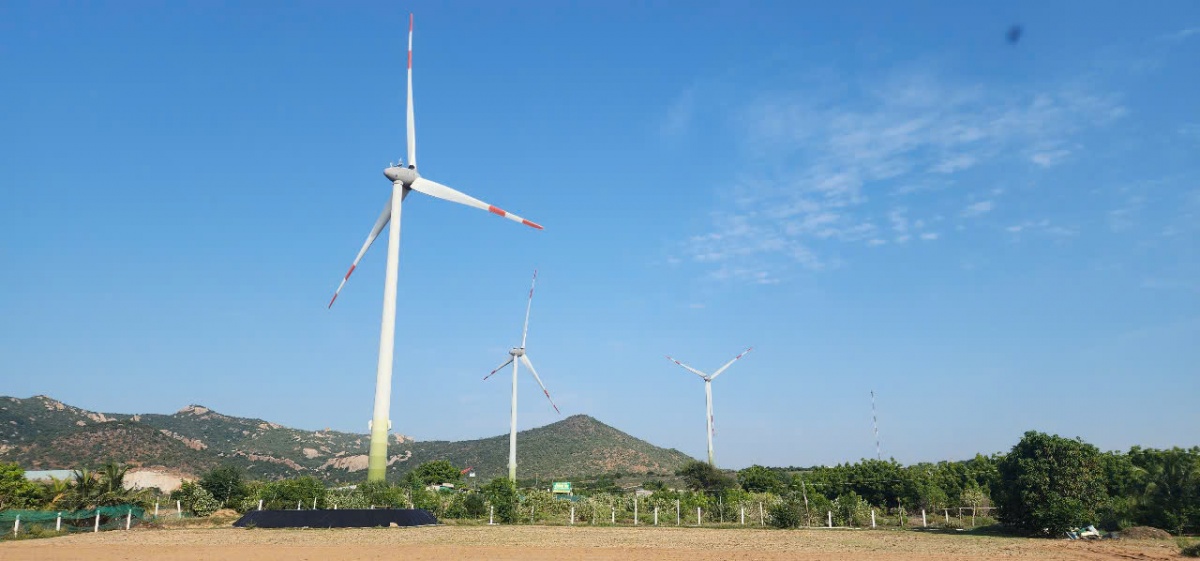 Nằm cách thành phố Phan Rang - Tháp Chàm khoảng 20 phút đi xe máy, cánh đồng điện gió ở xã Phước Dinh, huyện Thuận Nam, xuất hiện rõ nét với rất nhiều tua bin gió khổng lồ giữa sa mạc cát và biển mênh mông, mang vẻ đẹp vừa hoang sơ lại vừa hiện đại. 