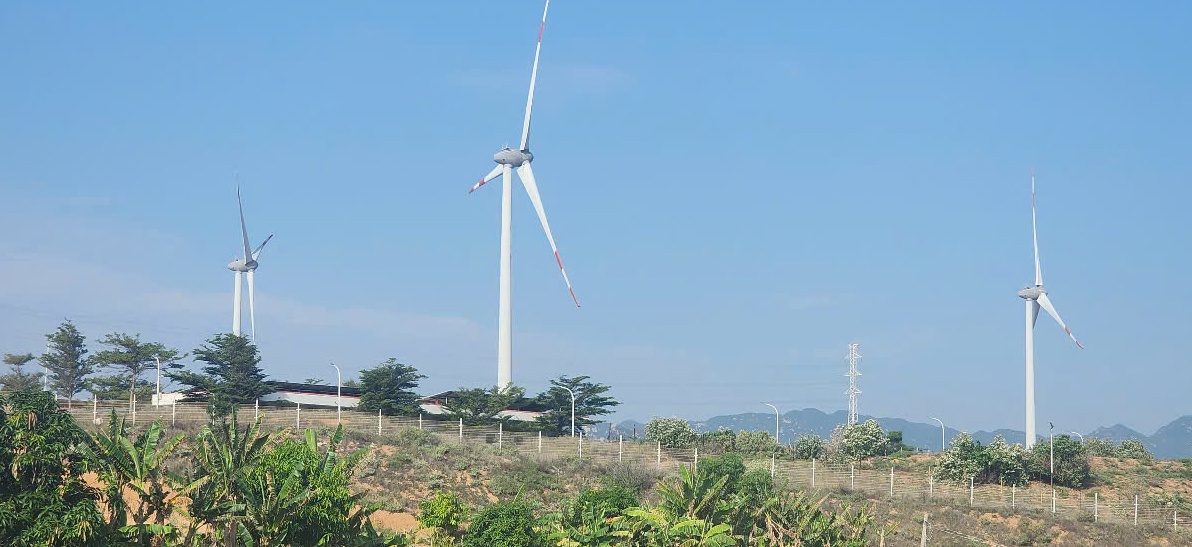 Toàn tỉnh hiện có 14 vùng gió tiềm năng, khoảng 8.000 ha, tập trung chủ yếu ở 3 huyện Ninh Phước, Thuận Nam và Thuận Bắc. Đặc biệt là Ninh Thuận ít có bão và lượng gió thổi đều tron suốt 10 tháng với tốc độ từ 6,4-9,6m/s, đảm bảo ổn định cho turbin gió phát điện.