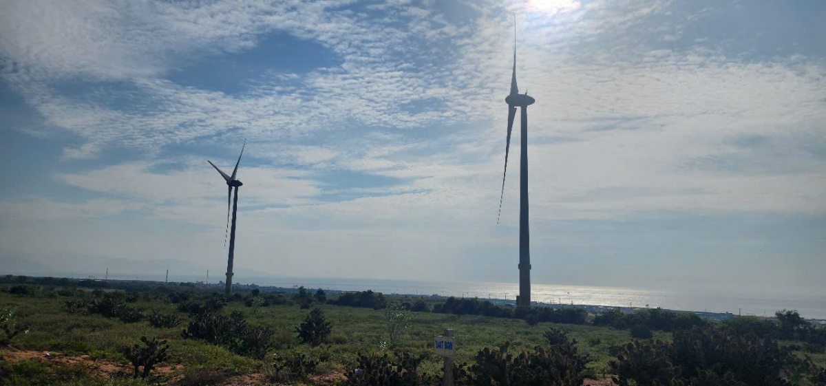 Những cánh quạt turbin như những cối xay gió không chỉ tạo nên khung cảnh hùng vĩ.