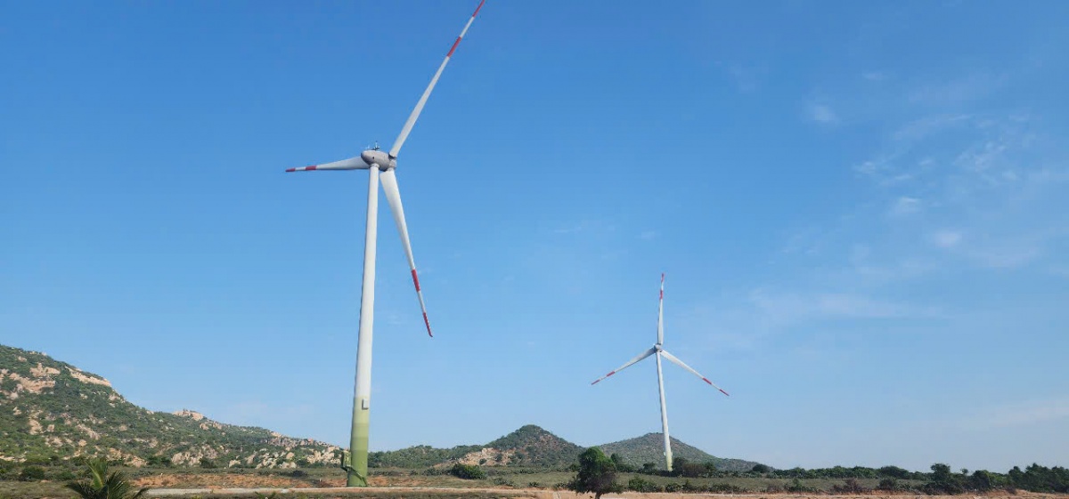 Những cánh đồng điện gió là những địa điểm thu hút những du khách đam mê khám phá khi du lịch Ninh Thuận. Với phong cảnh hữu tình cùng những cánh quạt gió vĩ đại, nơi đây hứa hẹn là một điểm du lịch độc lạ của Ninh Thuận.