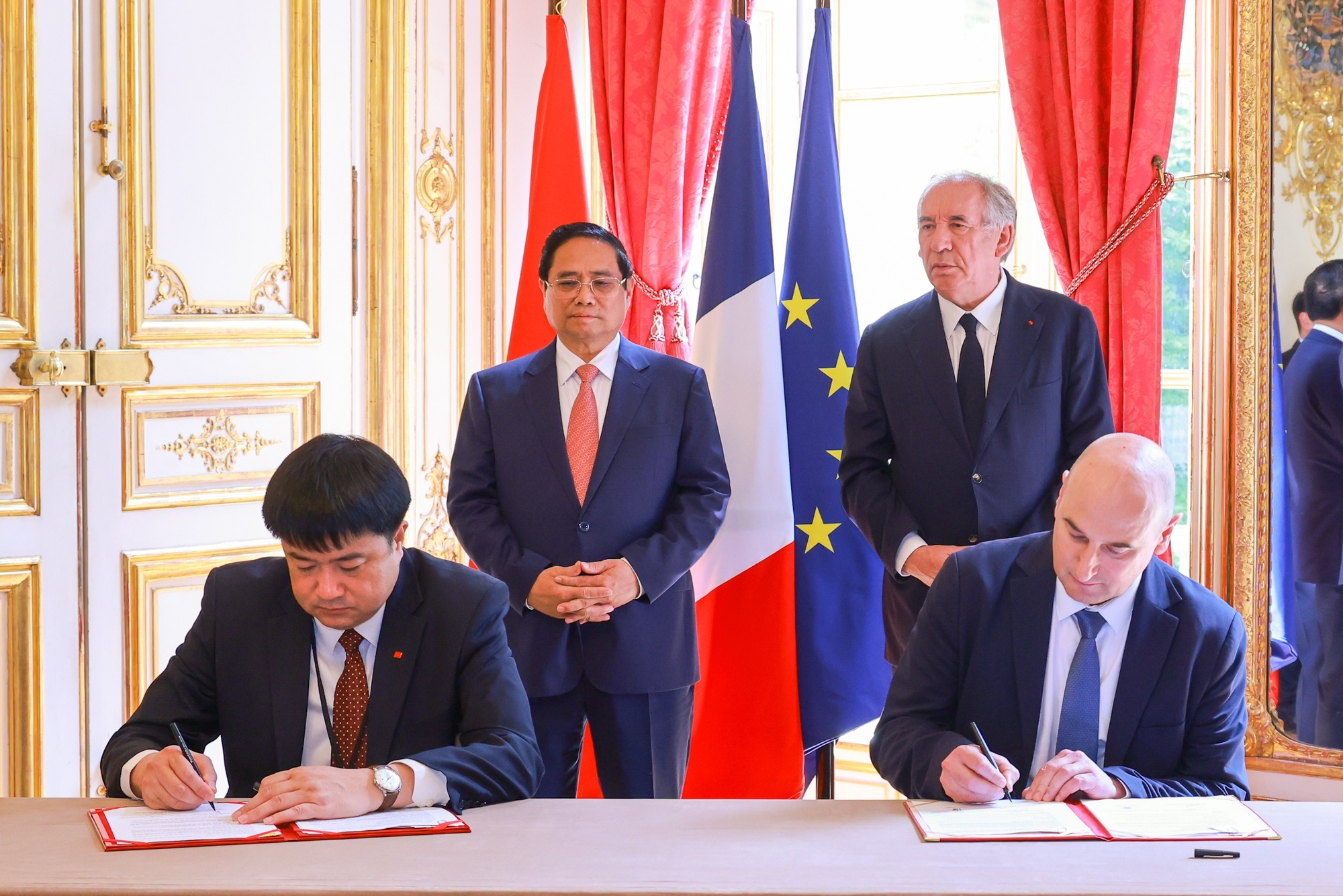 Thủ tướng Phạm Minh Chính và Thủ tướng Pháp Francois Bayrou chứng kiến Lễ ký kết và trao Biên bản ghi nhớ giữa Viện hàn lâm Khoa học và Công nghệ Việt Nam và Ủy ban Năng lượng nguyên tử và Năng lượng thay thế Pháp - Ảnh: VGP/Nhật Bắc