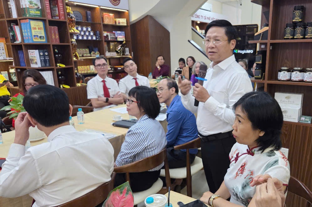 Ông Võ Minh Tuấn đối thoại với doanh nghiệp về chính sách tín dụng nhà ở cho người trẻ - Ảnh: Đình Hải Ông Võ Minh Tuấn đối thoại với doanh nghiệp về chính sách tín dụng nhà ở cho người trẻ - Ảnh: Đình Hải