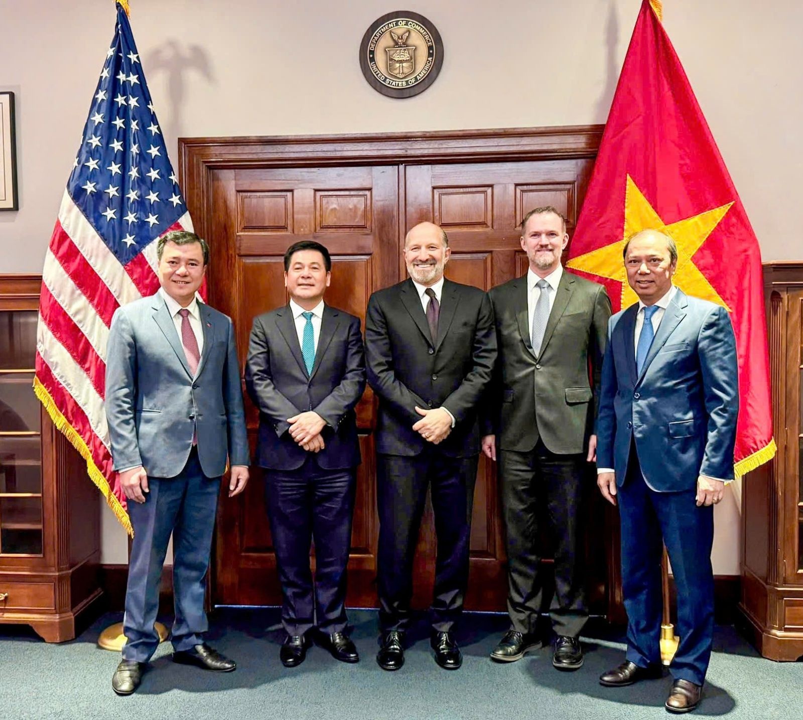 Bộ trưởng Nguyễn Hồng Diên đã có phiên đàm phán với Bộ trưởng Bộ Thương mại Hoa Kỳ Howard Lutnick và Đại sứ Jamieson Greer, Trưởng Đại diện Thương mại Hoa Kỳ