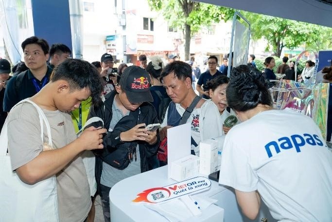 Nhiều khách hàng thích thú tham quan, trải nghiệm các hoạt động tại gian hàng NAPAS Nhiều khách hàng thích thú tham quan, trải nghiệm các hoạt động tại gian hàng NAPAS