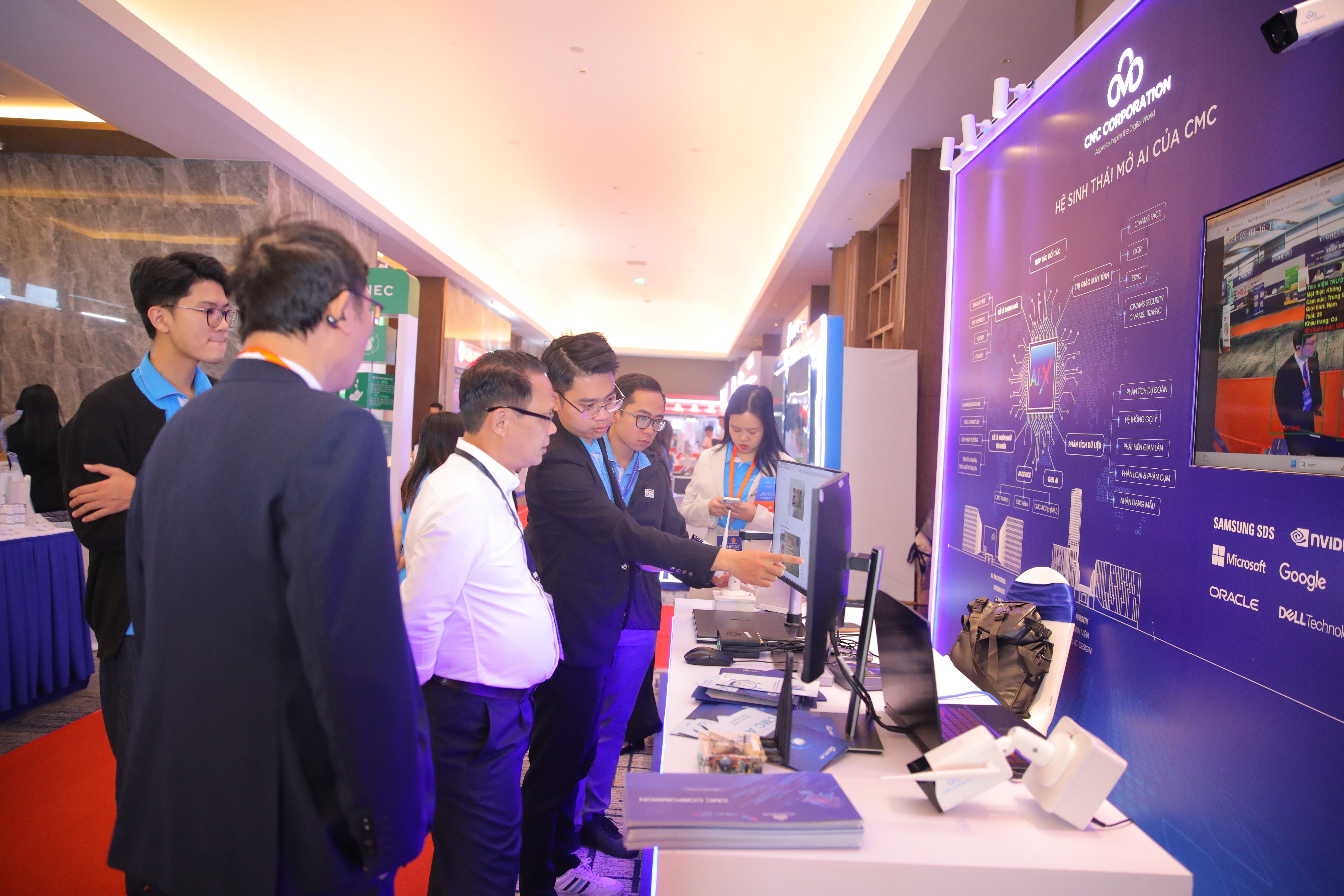 Nhiều doanh ghiệp công nghệ đã trình làng các sản phẩm Nhiều doanh ghiệp công nghệ đã trình làng các sản phẩm