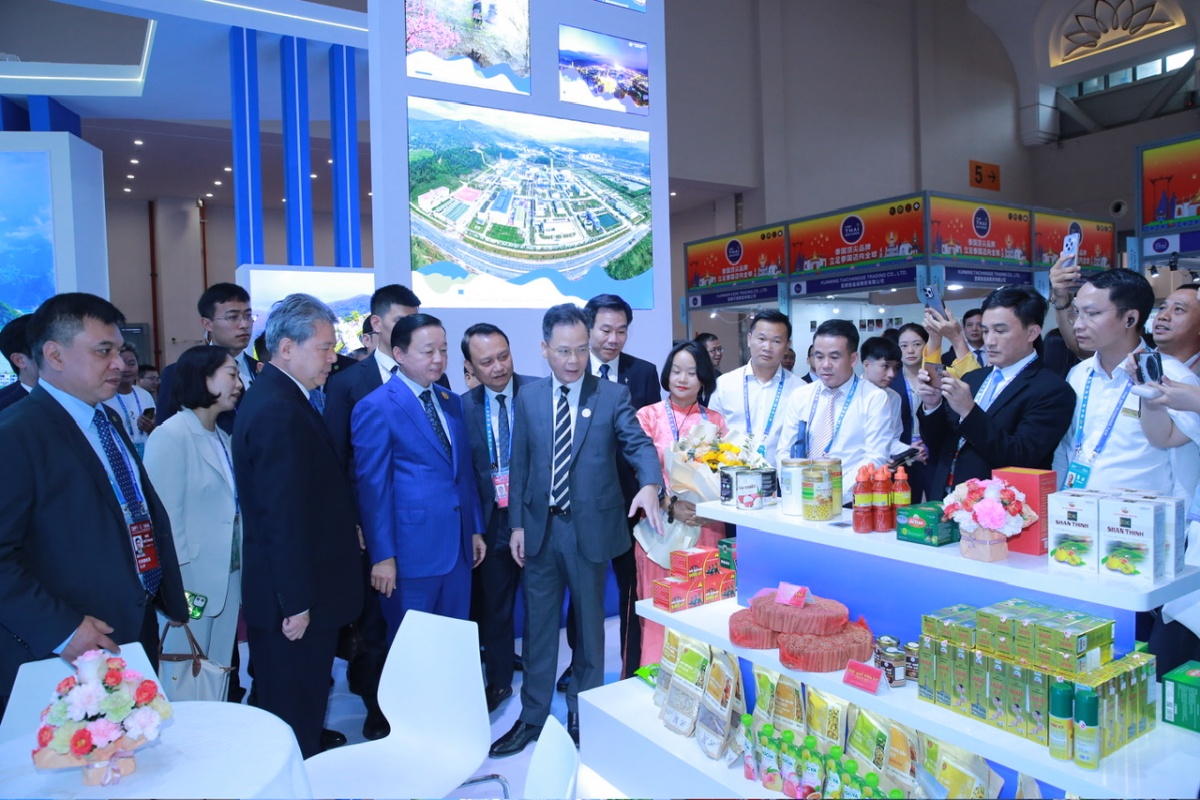 Phó Thủ tướng thăm các gian hàng các mặt hàng thế mạnh của Việt Nam tại hội chợ - Ảnh: VGP/Minh Khôi