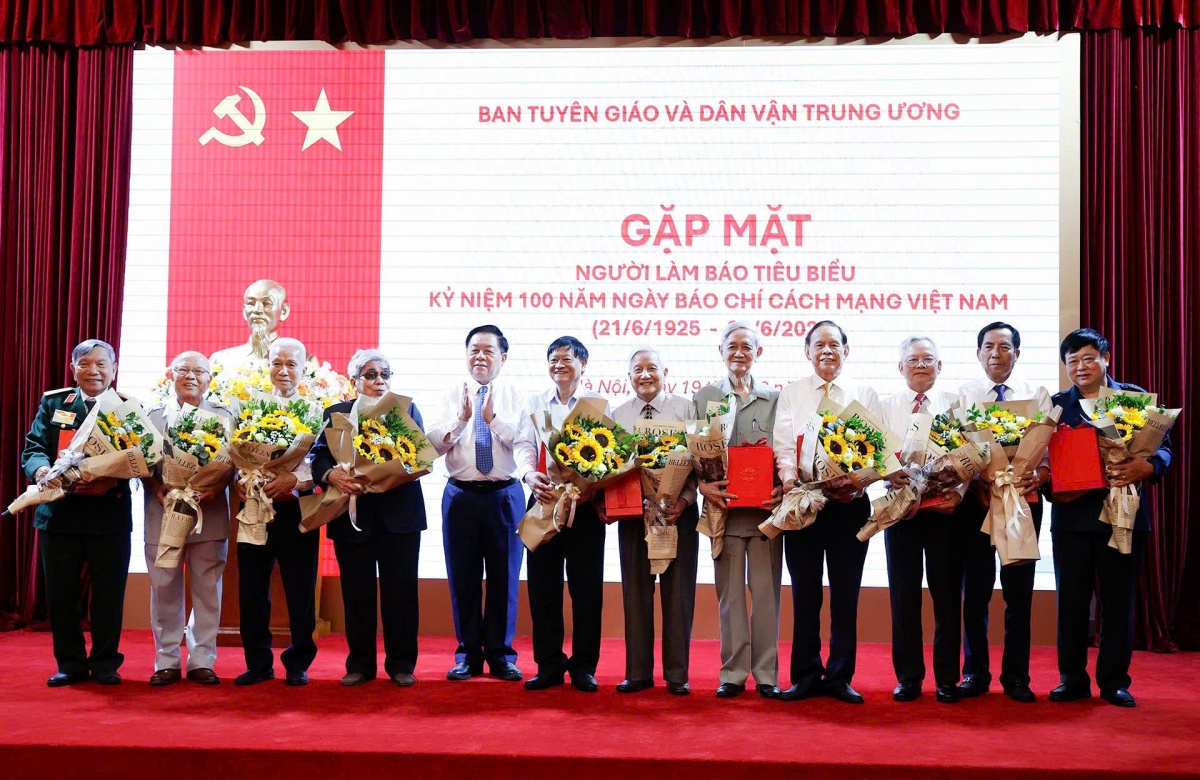 Gặp mặt nhà báo tiêu biểu nhân Kỷ niệm 100 năm Ngày Báo chí Cách mạng Việt Nam