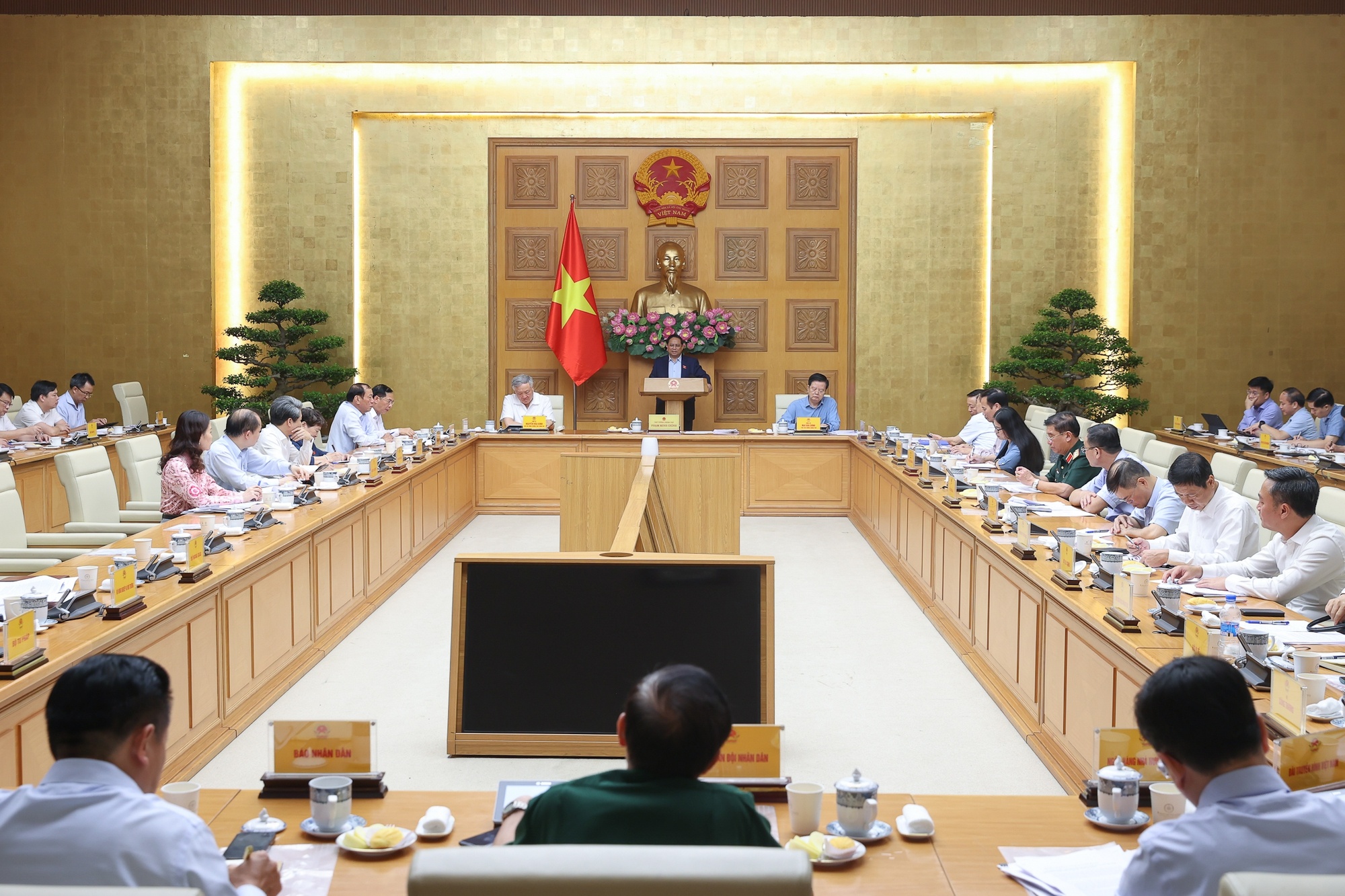 Thủ tướng Chính phủ chủ trì họp Thường trực Chính phủ với các ban, bộ, ngành, cơ quan Trung ương về công tác chuẩn bị tổ chức Triển lãm thành tựu kinh tế - xã hội nhân dịp kỷ niệm 80 năm Ngày Quốc khánh - Ảnh: VGP/Nhật Bắc Thủ tướng Chính phủ chủ trì họp Thường trực Chính phủ với các ban, bộ, ngành, cơ quan Trung ương về công tác chuẩn bị tổ chức Triển lãm thành tựu kinh tế - xã hội nhân dịp kỷ niệm 80 năm Ngày Quốc khánh - Ảnh: VGP/Nhật Bắc