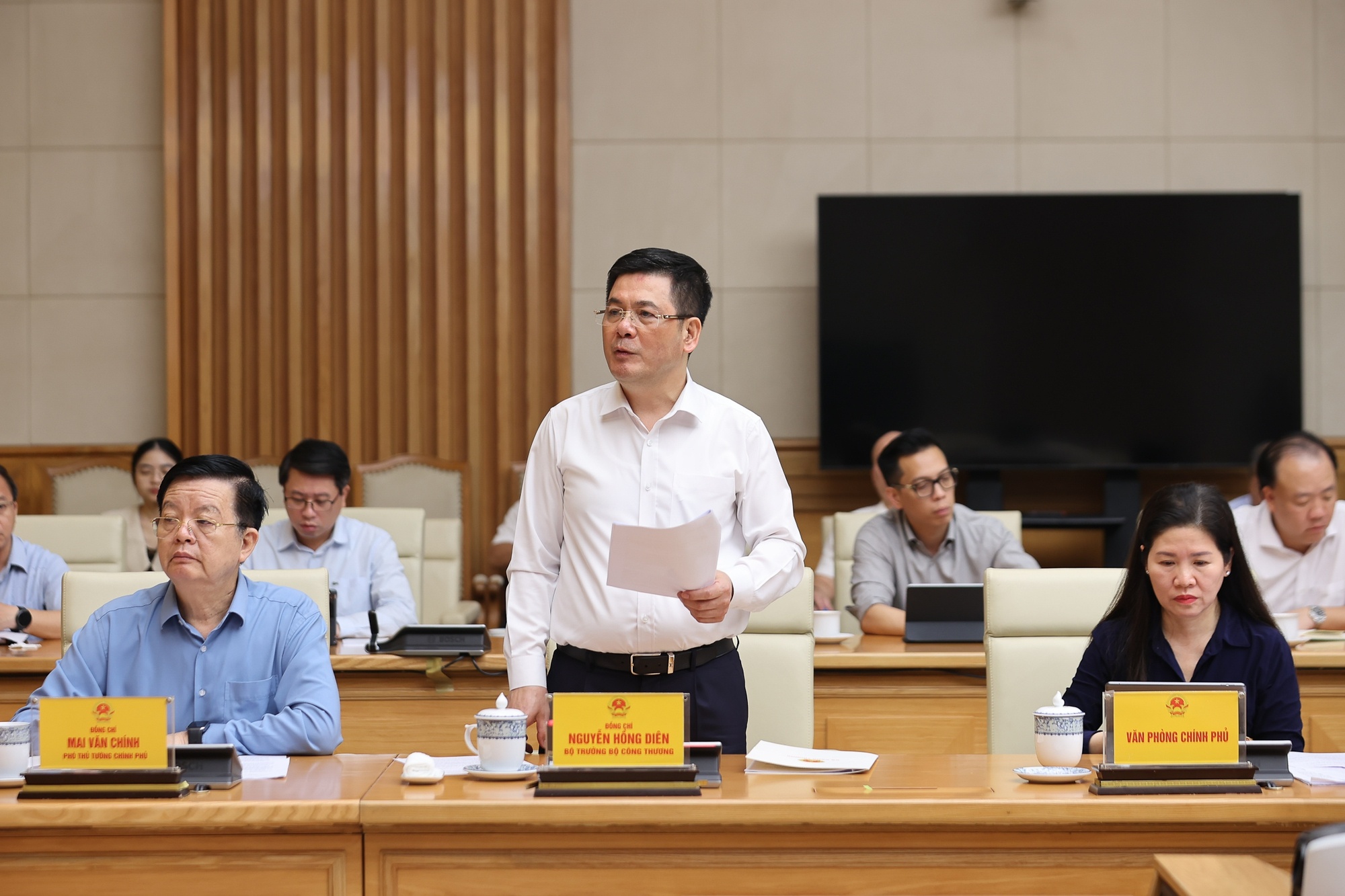 Bộ trưởng Bộ Công Thương Nguyễn Hồng Diên báo cáo tại cuộc họp - Ảnh: VGP/Nhật Bắc Bộ trưởng Bộ Công Thương Nguyễn Hồng Diên báo cáo tại cuộc họp - Ảnh: VGP/Nhật Bắc
