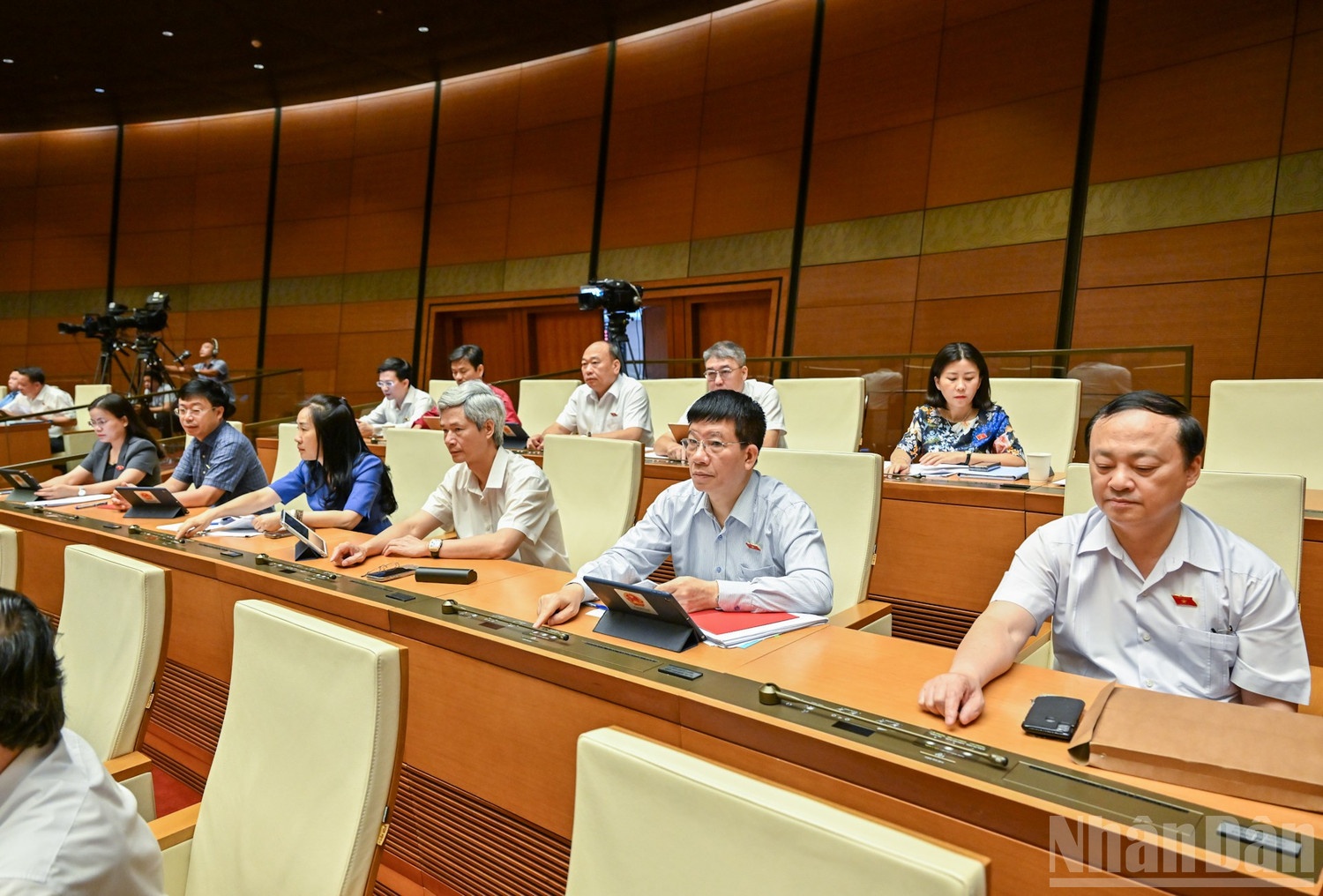 Biểu quyết thông qua Luật sửa đổi, bổ sung một số điều của Luật Quốc tịch Việt Nam - Ảnh: Duy Linh