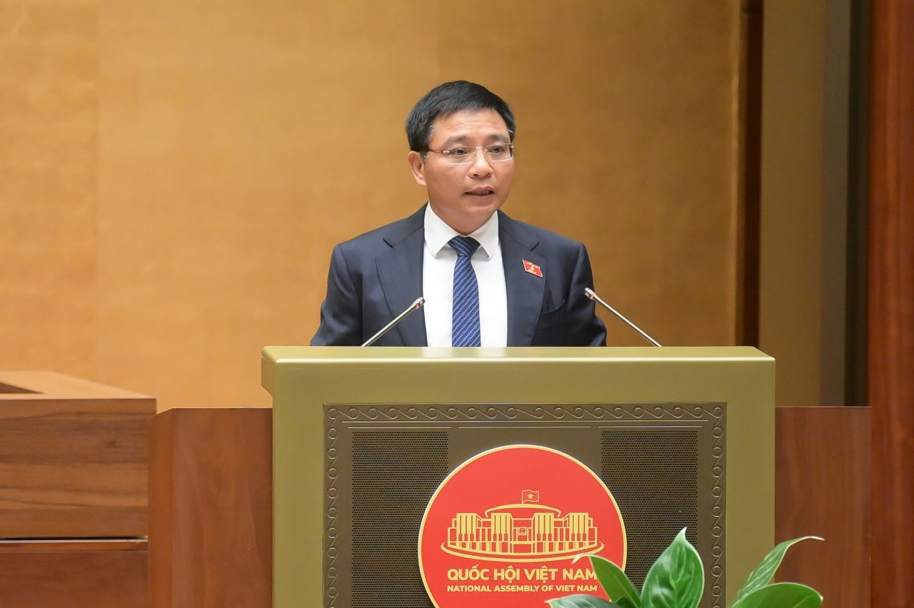 Bộ trưởng Bộ Tài chính Nguyễn Văn Thắng trình bày tờ trình của Chính phủ Bộ trưởng Bộ Tài chính Nguyễn Văn Thắng trình bày tờ trình của Chính phủ